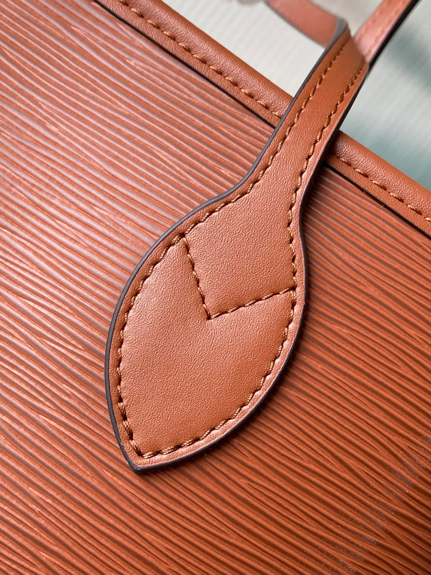 💰1320 (First-Grade Leather) Top Original M12467 Brown This classic Neverfull MM St handbag combines timeless design and traditional details, making it ideal for carrying to work and other occasions. The new version is made from signature Epi leather and has adjustable elastic straps on both sides to create a tight silhouette. The interior of the bag is spacious enough to store a 13-inch laptop, and the detachable zippered storage bag can be used as a clutch or as an extra pocket to store valuables. Dimensions: 31 x 28 x 14 cm (length x height x width)