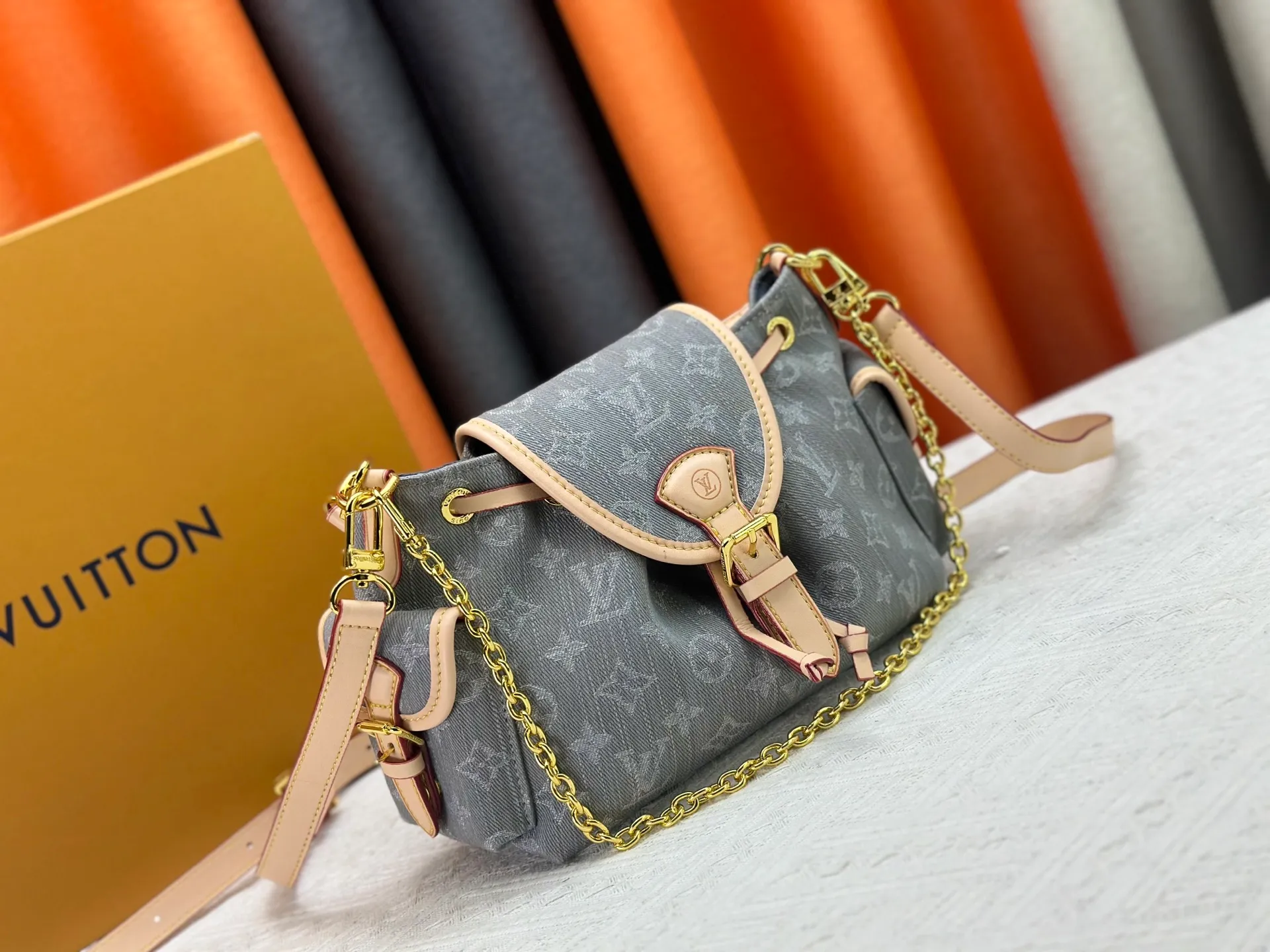 P290 Upgraded original M25085 This Odysée handbag is from the 2025 early autumn series, paying tribute to the brand heritage with a stylish everyday design. Dazzling buckles and detachable chains accentuate the Monogram canvas body, and the side pockets provide easy access to keys, lipstick and other small items. Dimensions: 27.0 x 17.0 x 12.0 cm (length x height x width)