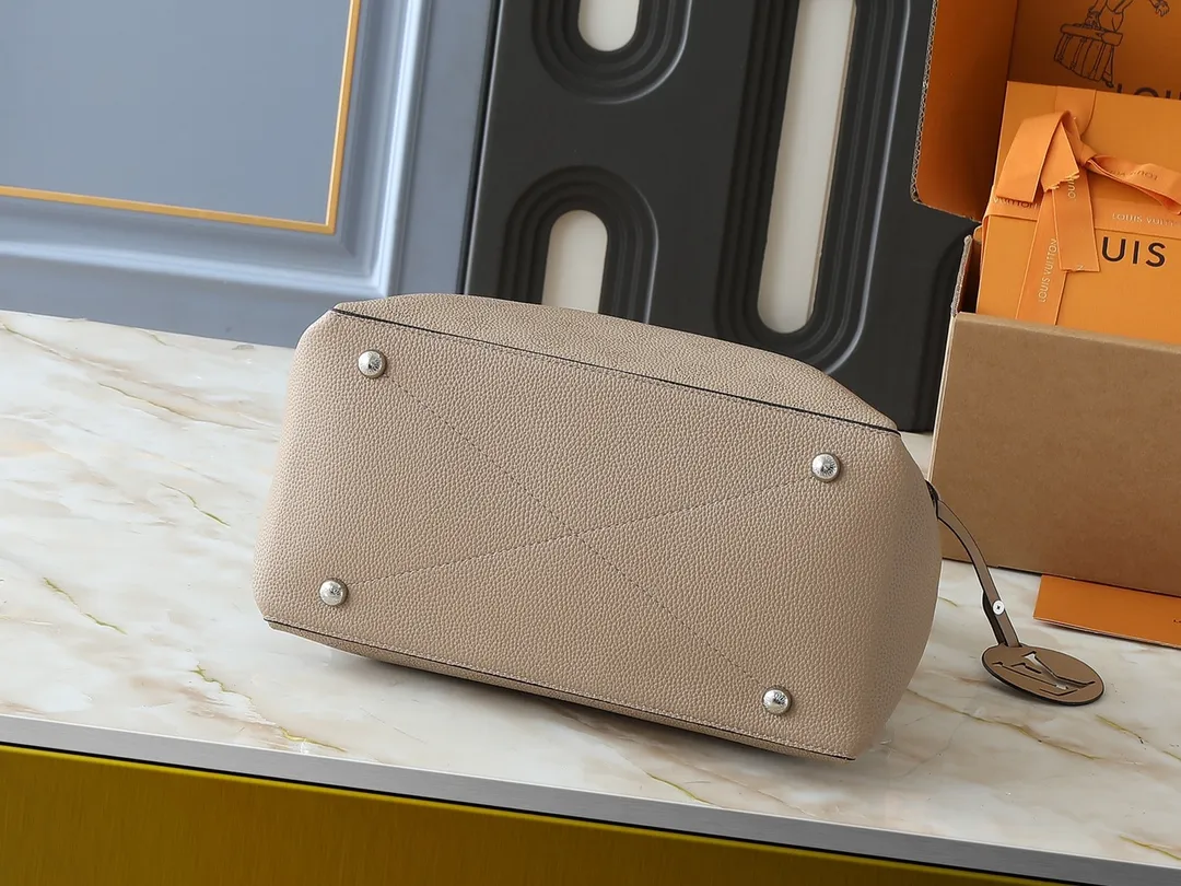💰240💰Upgraded from the original M56073 M56084 Beaubourg Hobo medium handbag, it is made of Monogram engraved and perforated calfskin, and then hand-dyed to add a unique touch to the woven leather handle. The leather zipper pull and large LV lettering reveal the brand's style, and the detachable wide leather shoulder strap provides soft design for comfortable travel. 32 long, 26 high, 17cm wide