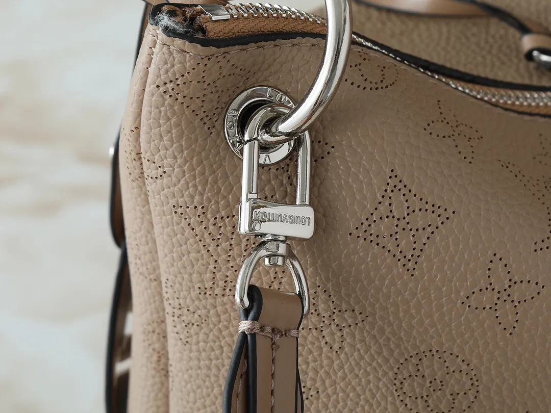 💰240💰Upgraded from the original M56073 M56084 Beaubourg Hobo medium handbag, it is made of Monogram engraved and perforated calfskin, and then hand-dyed to add a unique touch to the woven leather handle. The leather zipper pull and large LV lettering reveal the brand's style, and the detachable wide leather shoulder strap provides soft design for comfortable travel. 32 long, 26 high, 17cm wide