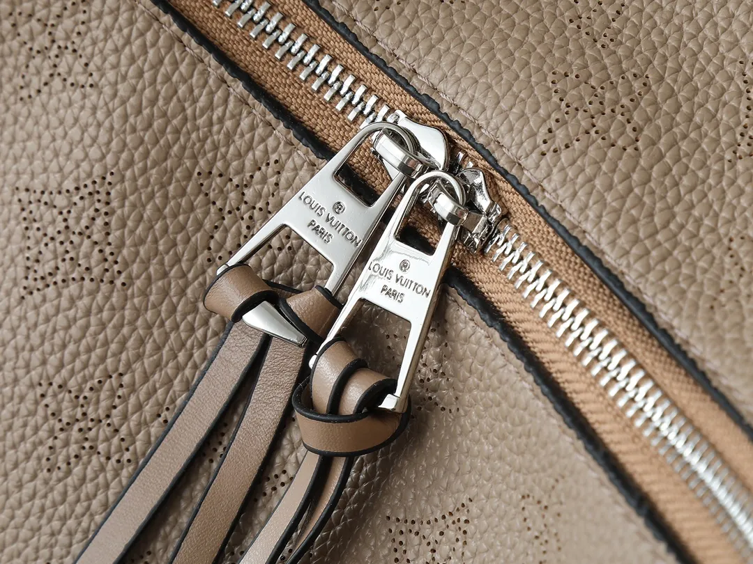 💰240💰Upgraded from the original M56073 M56084 Beaubourg Hobo medium handbag, it is made of Monogram engraved and perforated calfskin, and then hand-dyed to add a unique touch to the woven leather handle. The leather zipper pull and large LV lettering reveal the brand's style, and the detachable wide leather shoulder strap provides soft design for comfortable travel. 32 long, 26 high, 17cm wide