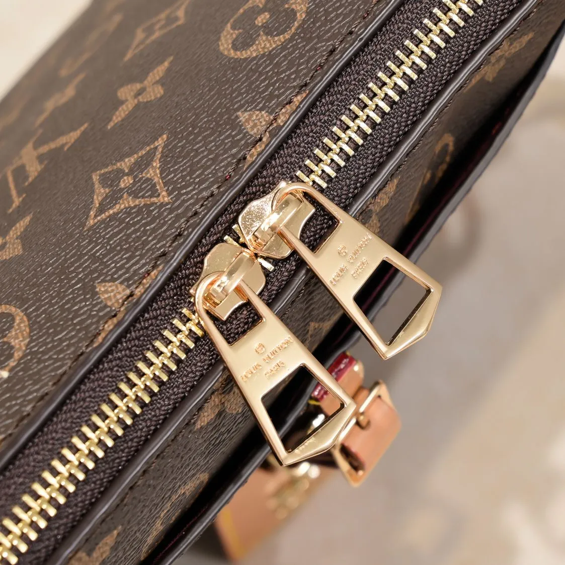 💰Large 300💰💰Small 280💰Upgraded from the original M45353 M45354 M45355 A new Odeon medium and small handbag is launched in the autumn and winter of 2020, using Monogram canvas and reinforced leather corners to convey a retro feel. The adjustable shoulder strap makes it easy to carry on the shoulder or across the body, and the zipper allows easy access to your belongings. Monogram coated canvas Semi-distressed vegetable tanned leather Natural cowhide and colorful cowhide trim Textile lining Metal hardware Leather corners Shoulder strap loops Double zip closure External patch pocket with magnetic closure