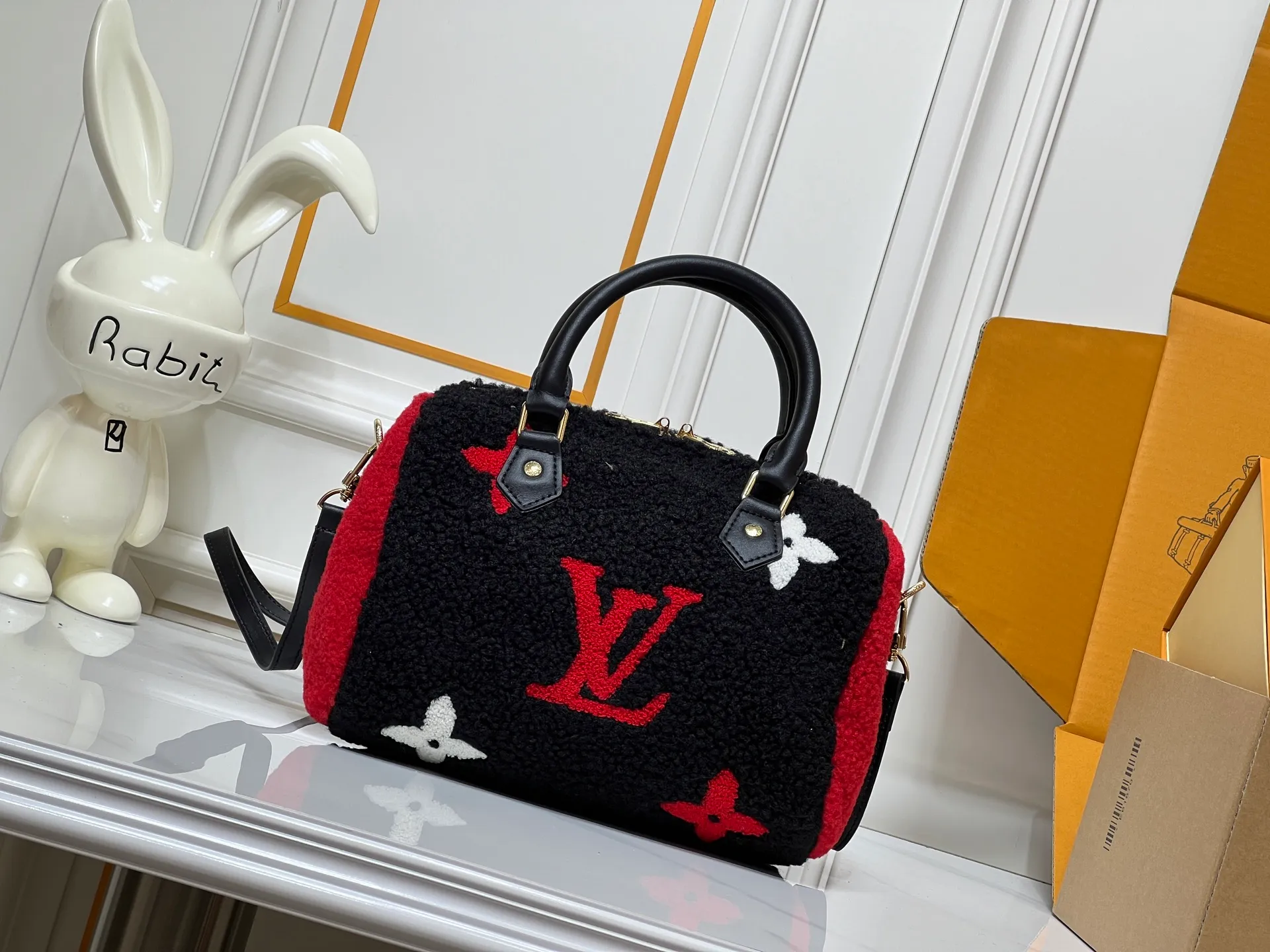 Batch 260💰Upgraded original M23468 M40390 [Speedy Bandoulière 25 handbag] Lamb velvet🔥Made of soft wool leather with grained leather trim, relying on complex intarsia technology to outline the Giant Monogram pattern, showing the trend of the winter series. Rolled leather top handles and removable and adjustable leather shoulder strap allow for a variety of carrying options. Dimensions: 25.0 x 19.0 x 15.0 cm