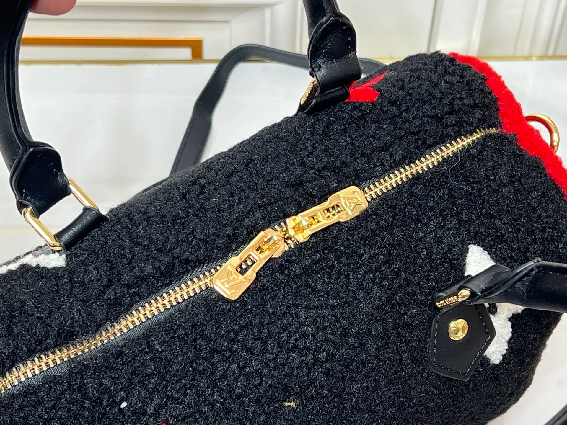 Batch 260💰Upgraded original M23468 M40390 [Speedy Bandoulière 25 handbag] Lamb velvet🔥Made of soft wool leather with grained leather trim, relying on complex intarsia technology to outline the Giant Monogram pattern, showing the trend of the winter series. Rolled leather top handles and removable and adjustable leather shoulder strap allow for a variety of carrying options. Dimensions: 25.0 x 19.0 x 15.0 cm
