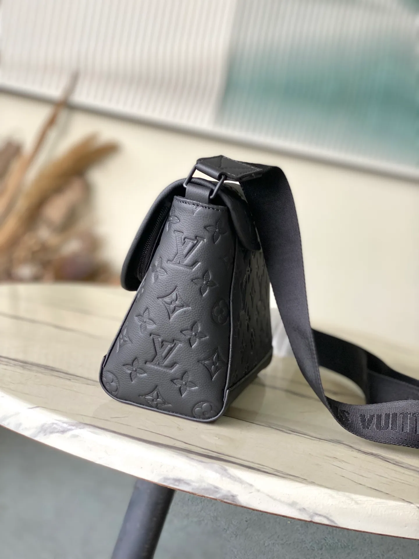 💰1100 (top layer leather) top original order M14874 This Pulse messenger bag is made of Monogram Shadow embossed cow leather and elegant metal parts to highlight the sporty shape, and is equipped with zipper bags on the top and bottom of the flap. Adjustable fabric shoulder strap allows for shoulder or cross-body wear. Dimensions: 26.6 × 17 × 11 cm