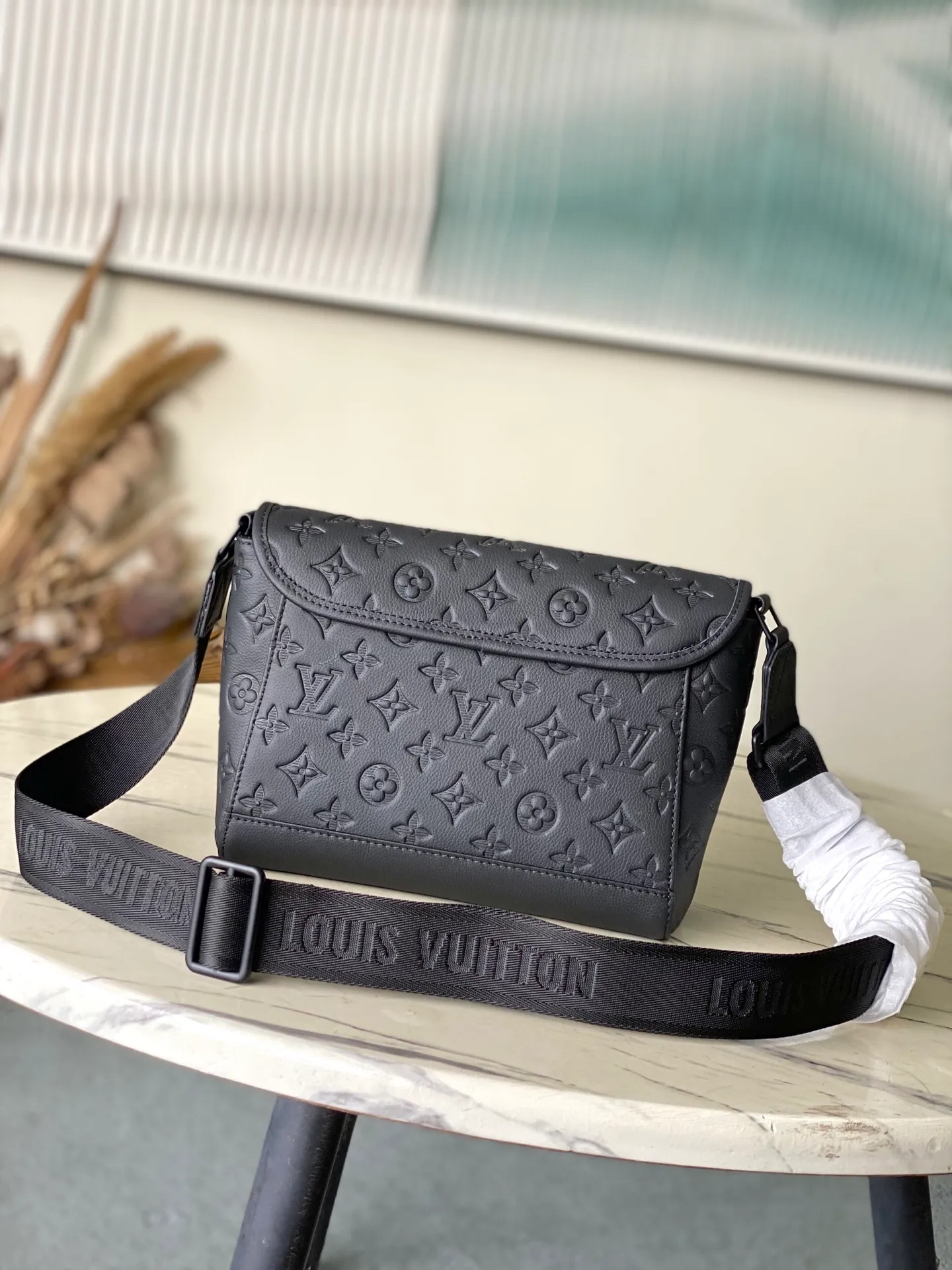 💰1100 (top layer leather) top original order M14874 This Pulse messenger bag is made of Monogram Shadow embossed cow leather and elegant metal parts to highlight the sporty shape, and is equipped with zipper bags on the top and bottom of the flap. Adjustable fabric shoulder strap allows for shoulder or cross-body wear. Dimensions: 26.6 × 17 × 11 cm