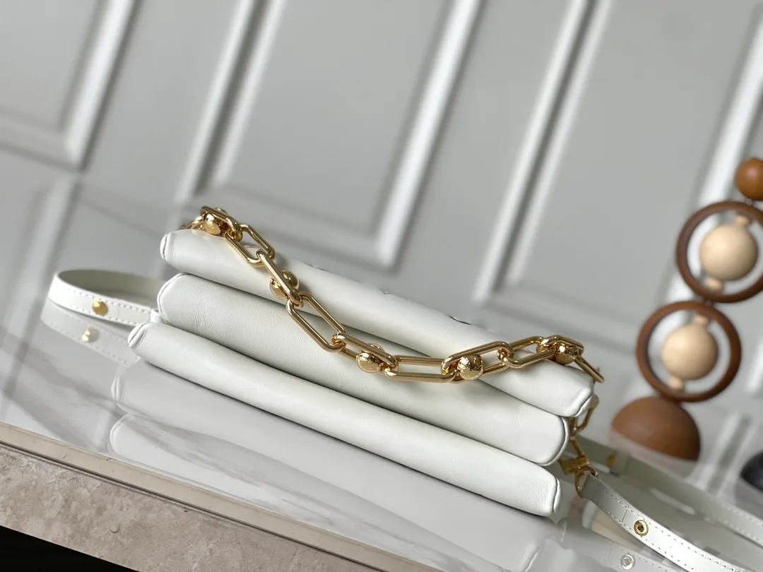 💰1300 (first-layer sheepskin) top-quality original transcoded chip version M13233 white color. This small Coussin handbag is from the Louis Vuitton The rugged metal chain and detachable leather shoulder strap allow for a variety of carrying options. 20 x 12 x 26 cm (height x width x length)