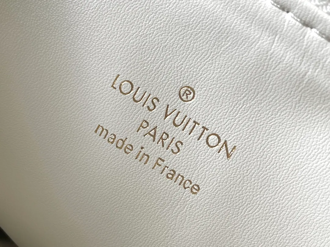 💰1300 (first-layer sheepskin) top-quality original transcoded chip version M13233 white color. This small Coussin handbag is from the Louis Vuitton The rugged metal chain and detachable leather shoulder strap allow for a variety of carrying options. 20 x 12 x 26 cm (height x width x length)