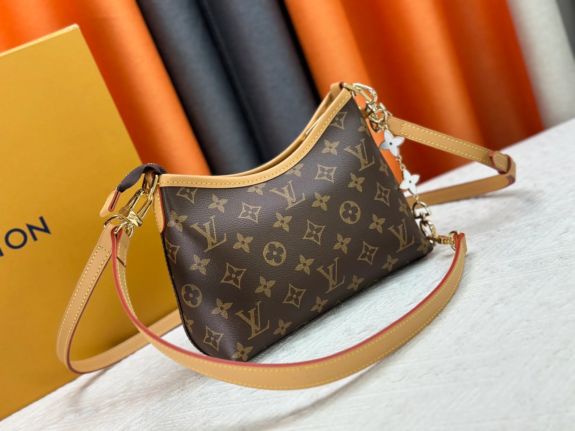 P260 Upgraded original M13689 small size This Speedy Bandoulière handbag condenses the brand's traditional Speedy crossbody bag, which is Monogram presbyopia with fabric lining and cow leather trim. The detachable and adjustable leather shoulder strap displays the Louis Vuit signature, and the rolled leather handle adds a carrying option. Dimensions: 20.5 x 17 x 8 cm (length x height x width)