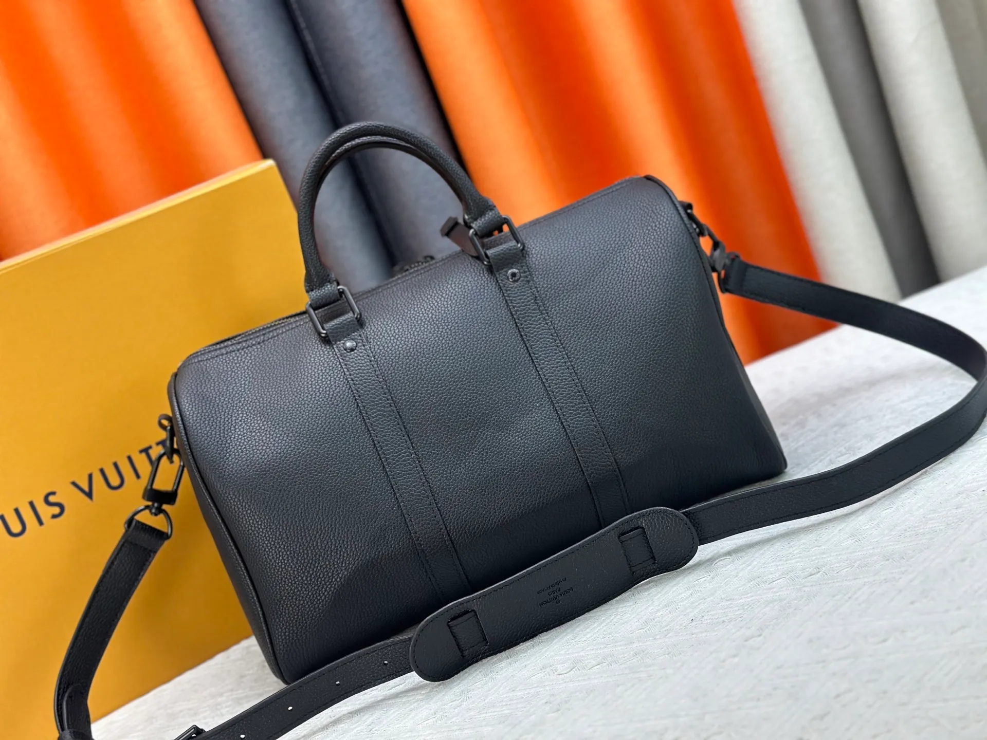 P260 M15249 M25980 M46655 M22765 Pebbled Keepall Bandoulière 35 Handbag This practical and versatile Keepall Bandoulière 35 bag is made of pebbled calfskin, which is famous for its durable and soft grain texture. It is lined with tonal textile lining and has a spacious capacity that can easily store daily necessities. Design emblazoned with the iconic LV Initials logo from the LV Aerogram collection Dimensions: 35 x 21 x 16 cm (length x height x width)