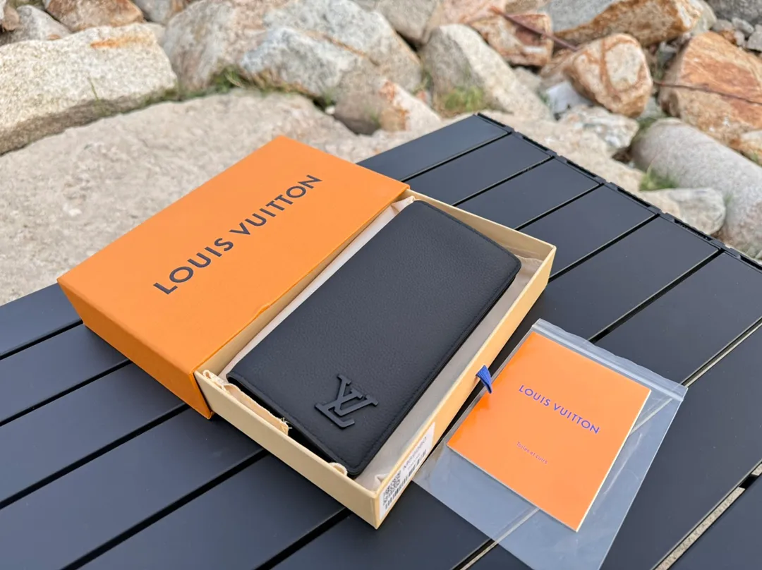 Factory price 380 [Top original order] M69980 Black 👏👏 The new LV Aerogram Brazza wallet has the delicate texture of heavy-grain cow leather, and is low-key stamped with metal LV letters. Compartments and card slots accommodate banknotes, documents and coins, and are a perfect match for bags from the LV Aerogram series. Dimensions: 10x19x2.