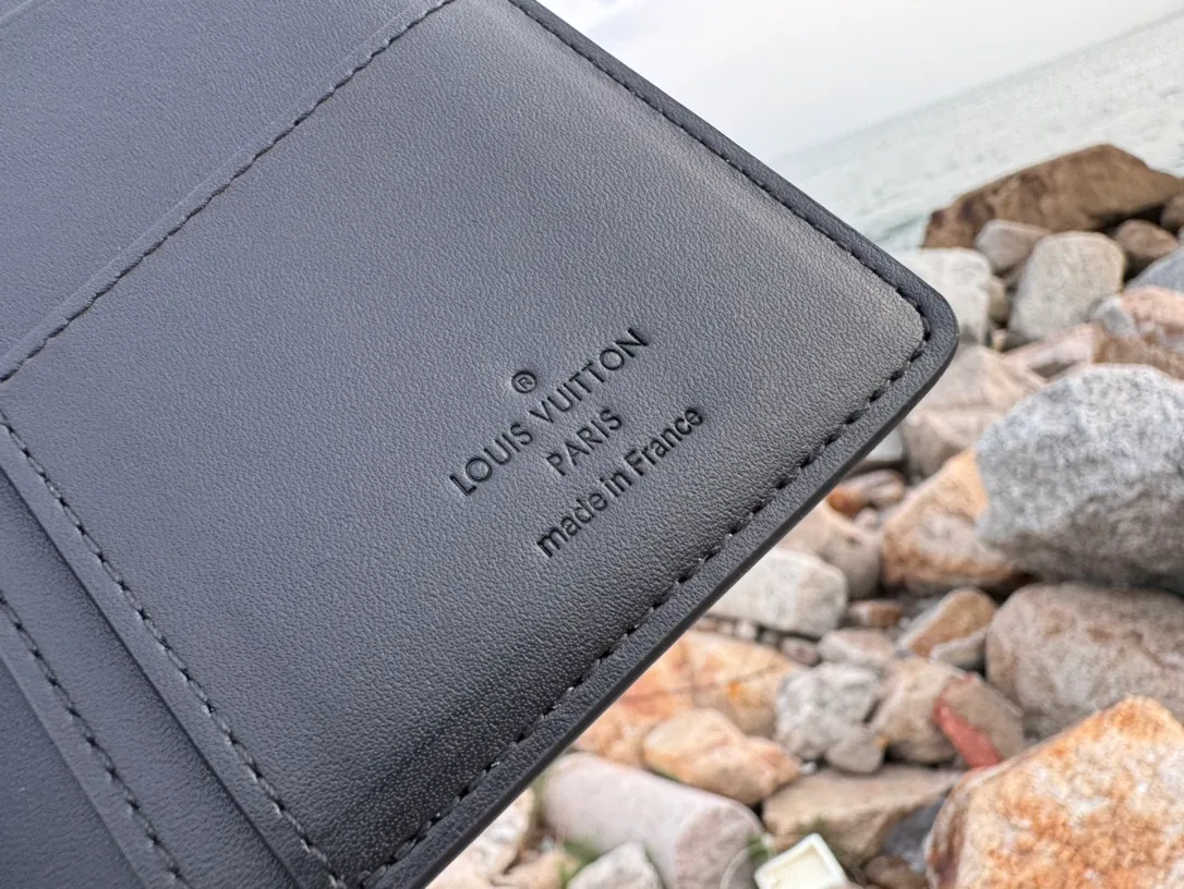 Factory price 380 [Top original order] M69980 Black 👏👏 The new LV Aerogram Brazza wallet has the delicate texture of heavy-grain cow leather, and is low-key stamped with metal LV letters. Compartments and card slots accommodate banknotes, documents and coins, and are a perfect match for bags from the LV Aerogram series. Dimensions: 10x19x2.
