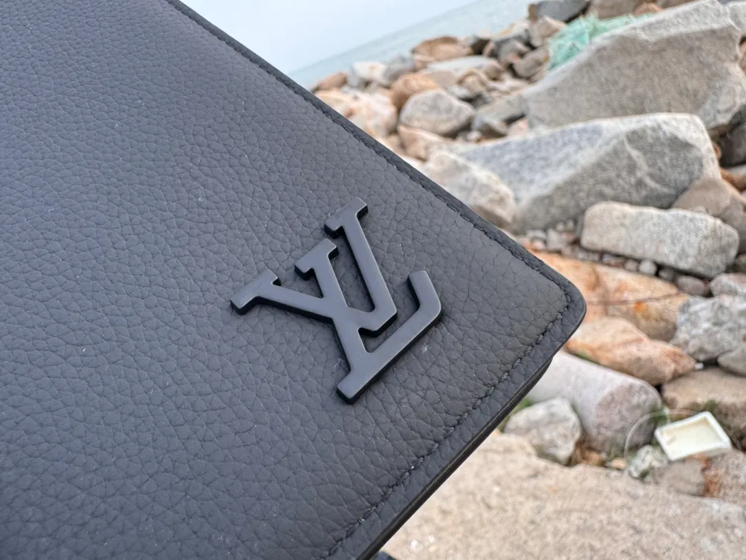 Factory price 380 [Top original order] M69980 Black 👏👏 The new LV Aerogram Brazza wallet has the delicate texture of heavy-grain cow leather, and is low-key stamped with metal LV letters. Compartments and card slots accommodate banknotes, documents and coins, and are a perfect match for bags from the LV Aerogram series. Dimensions: 10x19x2.