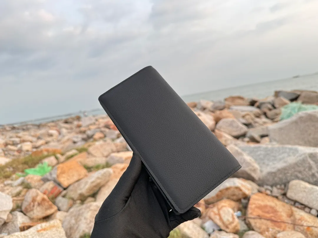 Factory price 380 [Top original order] M69980 Black 👏👏 The new LV Aerogram Brazza wallet has the delicate texture of heavy-grain cow leather, and is low-key stamped with metal LV letters. Compartments and card slots accommodate banknotes, documents and coins, and are a perfect match for bags from the LV Aerogram series. Dimensions: 10x19x2.