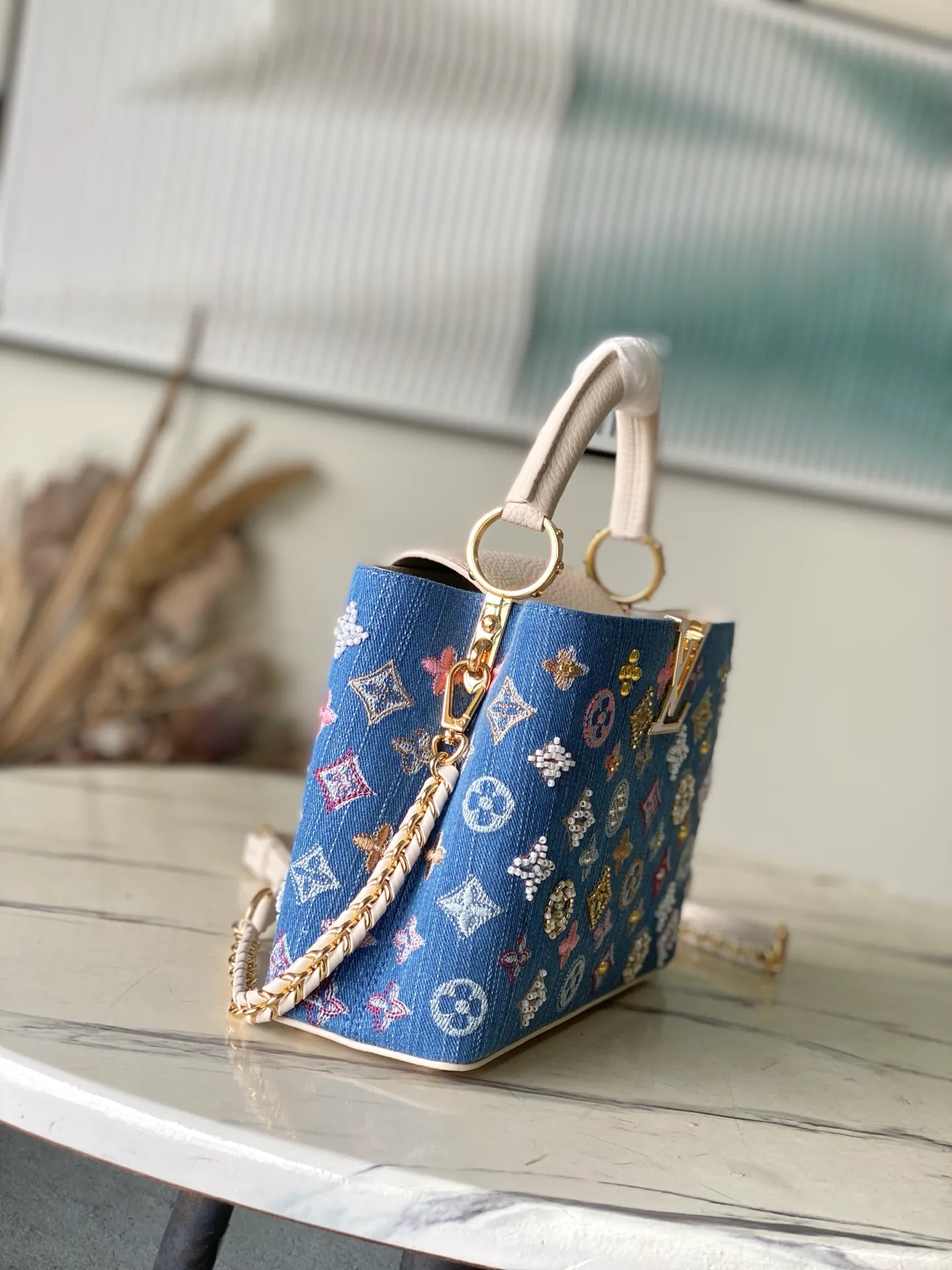 💰2900 (Special grade original leather) M12947 White leather denim small This Capucines small handbag is made of Monogram denim embroidered with beads and decorative threads, with LV letters and woven chains infused with metallic edges, and is paired with contrasting leather trim. The flip cover can be placed externally or internally, and the neat inner layer and multiple carrying methods complete the functional details. Dimensions: 18 × 27 × 9 cm