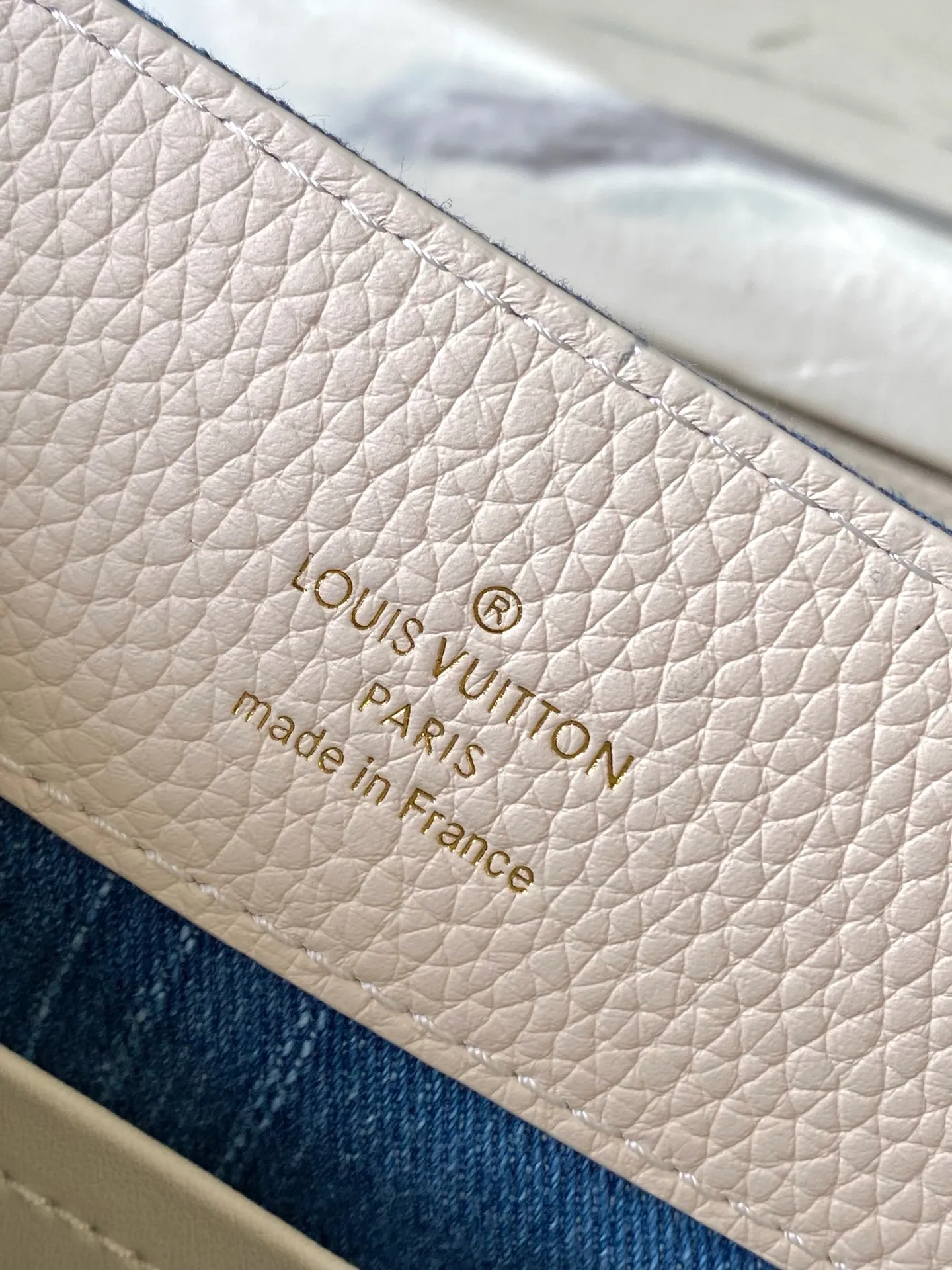 💰2900 (Special grade original leather) M12947 White leather denim small This Capucines small handbag is made of Monogram denim embroidered with beads and decorative threads, with LV letters and woven chains infused with metallic edges, and is paired with contrasting leather trim. The flip cover can be placed externally or internally, and the neat inner layer and multiple carrying methods complete the functional details. Dimensions: 18 × 27 × 9 cm