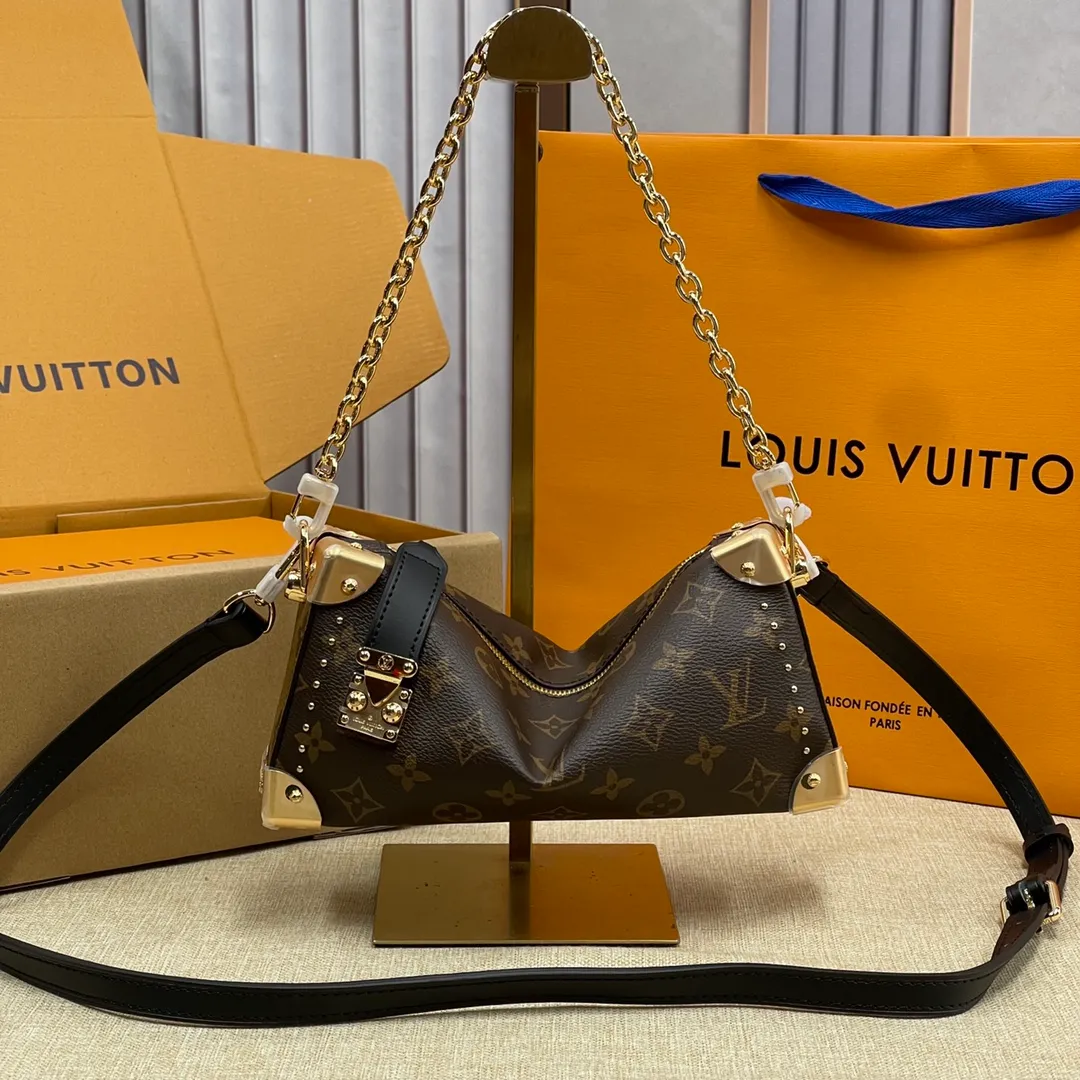[Upgraded version] P560💰💞Upgraded version🎁 Comes with a full set of packaging, the counter’s 2025 early spring new product, runway style M25860🐶SIDE TRUNK handbag Nicolas Ghesquière repeatedly explored Louis Vuitton’s box-making heritage to create this Side Trunk medium handbag. Monogram canvas is combined with leather trim, and the leather zipper puller creatively connects to the iconic S-lock, and the reinforced metal corners gather the eye. The wide handles and leather spaghetti strap are removable. Dimensions: 23 x 11 x 5 cm