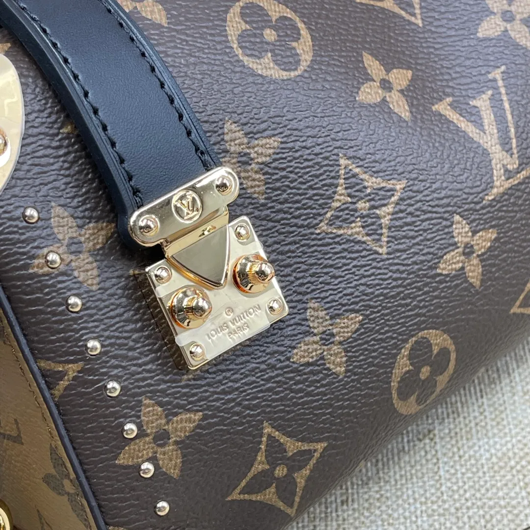 [Upgraded version] P560💰💞Upgraded version🎁 Comes with a full set of packaging, the counter’s 2025 early spring new product, runway style M25860🐶SIDE TRUNK handbag Nicolas Ghesquière repeatedly explored Louis Vuitton’s box-making heritage to create this Side Trunk medium handbag. Monogram canvas is combined with leather trim, and the leather zipper puller creatively connects to the iconic S-lock, and the reinforced metal corners gather the eye. The wide handles and leather spaghetti strap are removable. Dimensions: 23 x 11 x 5 cm