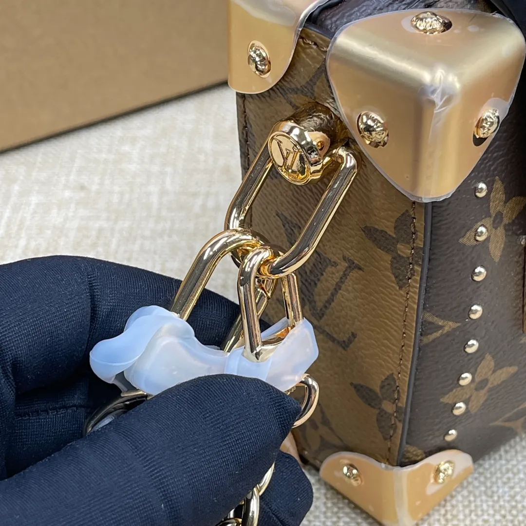 [Upgraded version] P560💰💞Upgraded version🎁 Comes with a full set of packaging, the counter’s 2025 early spring new product, runway style M25860🐶SIDE TRUNK handbag Nicolas Ghesquière repeatedly explored Louis Vuitton’s box-making heritage to create this Side Trunk medium handbag. Monogram canvas is combined with leather trim, and the leather zipper puller creatively connects to the iconic S-lock, and the reinforced metal corners gather the eye. The wide handles and leather spaghetti strap are removable. Dimensions: 23 x 11 x 5 cm