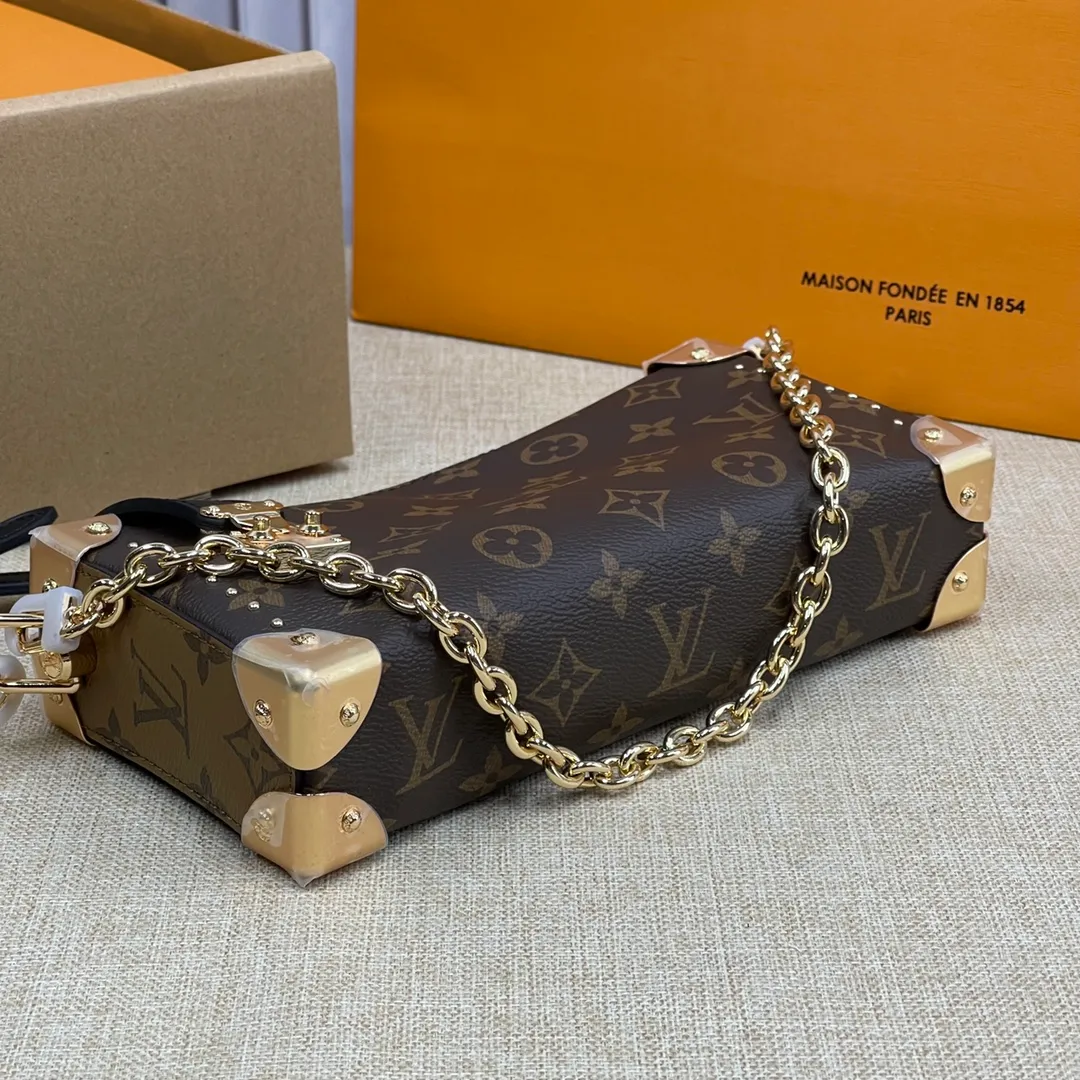 [Upgraded version] P560💰💞Upgraded version🎁 Comes with a full set of packaging, the counter’s 2025 early spring new product, runway style M25860🐶SIDE TRUNK handbag Nicolas Ghesquière repeatedly explored Louis Vuitton’s box-making heritage to create this Side Trunk medium handbag. Monogram canvas is combined with leather trim, and the leather zipper puller creatively connects to the iconic S-lock, and the reinforced metal corners gather the eye. The wide handles and leather spaghetti strap are removable. Dimensions: 23 x 11 x 5 cm