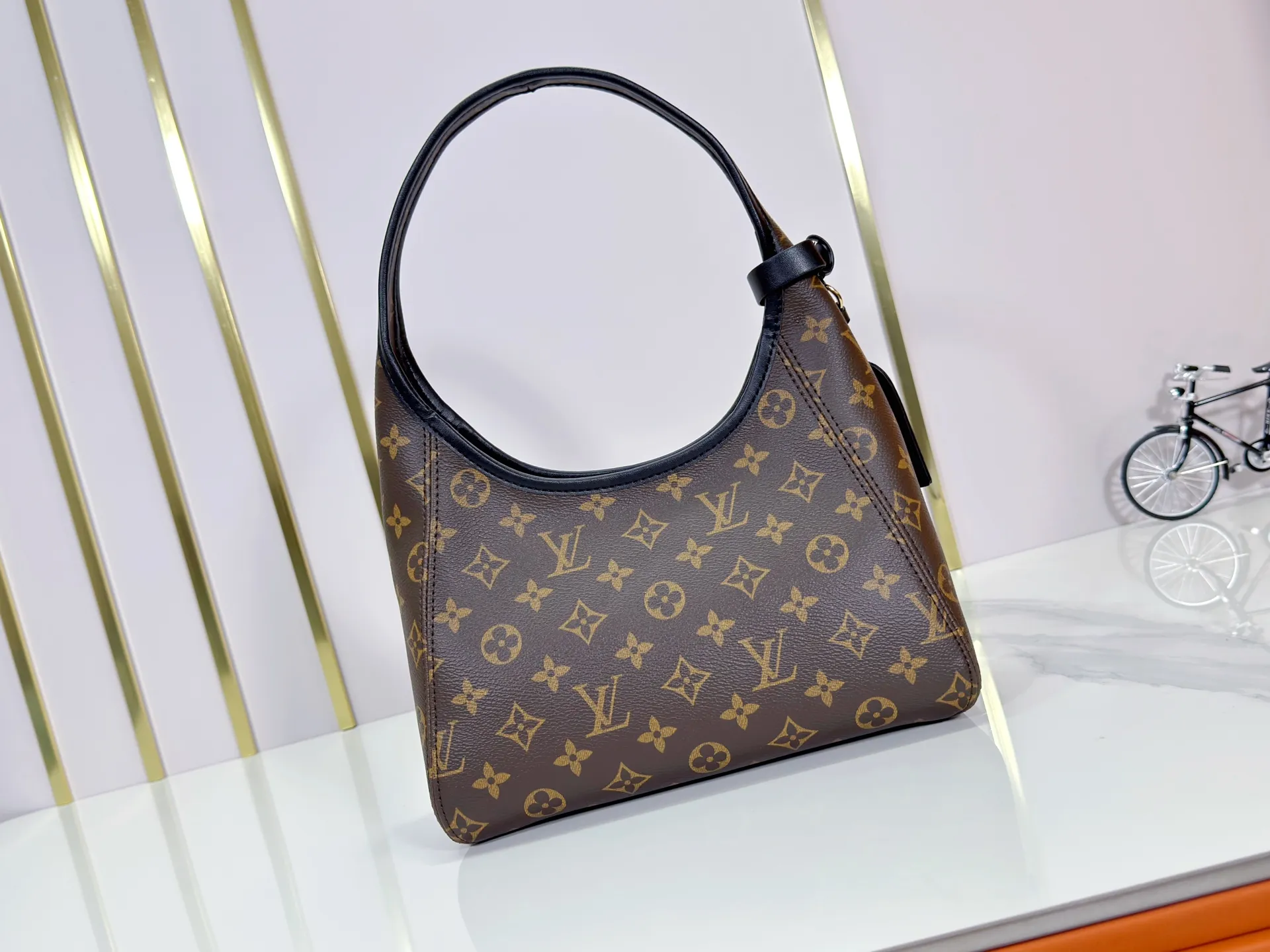 P260 M12940 Presbyopia Upgraded Original This The Dro small handbag draws inspiration from the Flower Hobo handbag that came out in 2018. It is cut from classic Monogram canvas to create an elegant configuration that combines trendy style and practical function. A signature padlock adorns the nameplate and is a sophisticated detail along with rich leather trim. It can easily store daily needs and fit in with the rhythm of urban life.  Dimensions: 15 x 12 x 28 cm