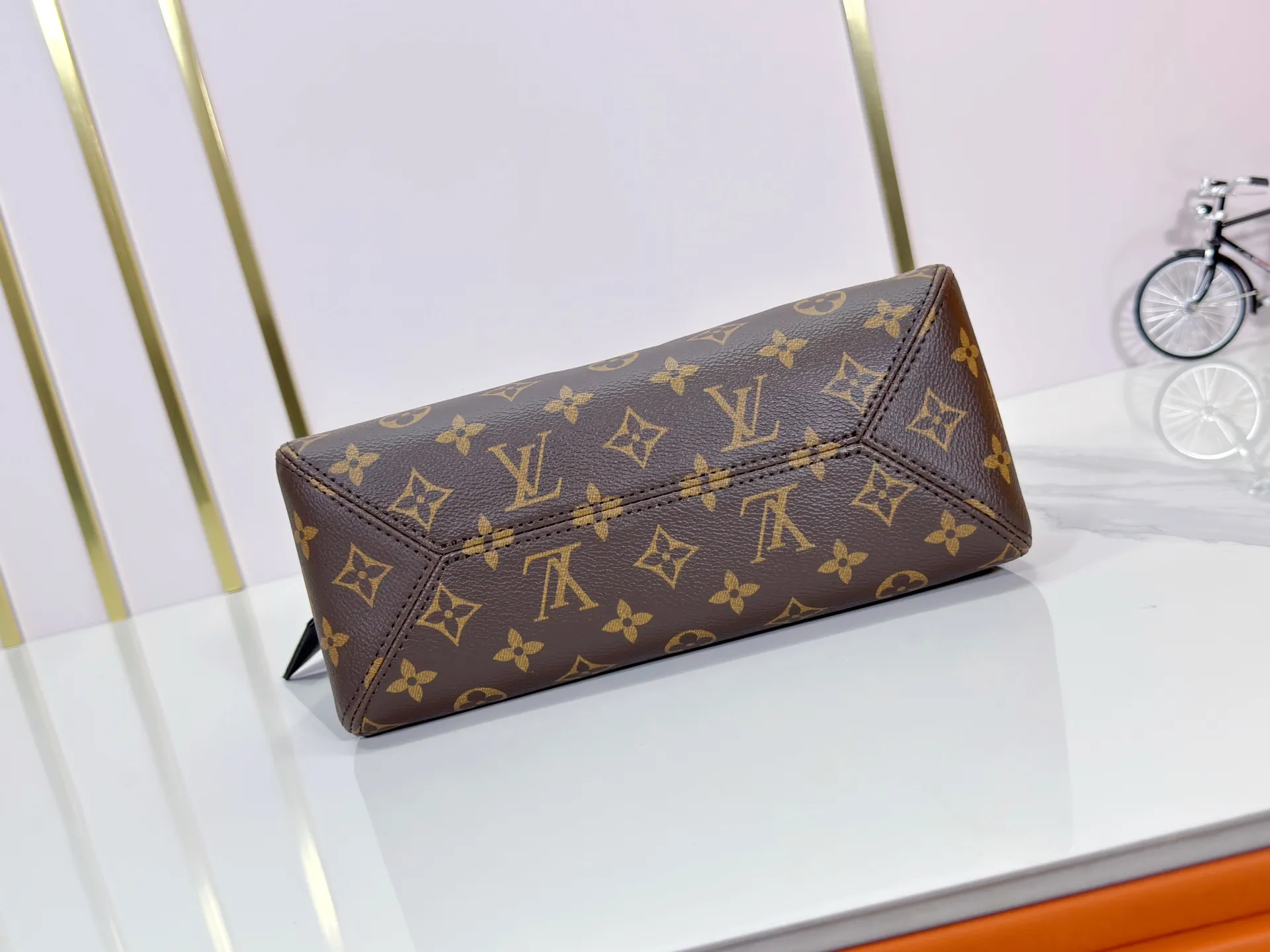 P260 M12940 Presbyopia Upgraded Original This The Dro small handbag draws inspiration from the Flower Hobo handbag that came out in 2018. It is cut from classic Monogram canvas to create an elegant configuration that combines trendy style and practical function. A signature padlock adorns the nameplate and is a sophisticated detail along with rich leather trim. It can easily store daily needs and fit in with the rhythm of urban life.  Dimensions: 15 x 12 x 28 cm