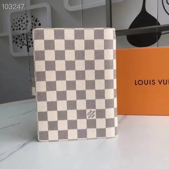 💰 150 hot sale, model number M20004❤️This small notepad cover is made of Monogram canvas. It can hold three credit cards and can also be used as an address book, notebook or calendar. 14 cm