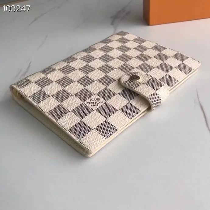 💰 150 hot sale, model number M20004❤️This small notepad cover is made of Monogram canvas. It can hold three credit cards and can also be used as an address book, notebook or calendar. 14 cm
