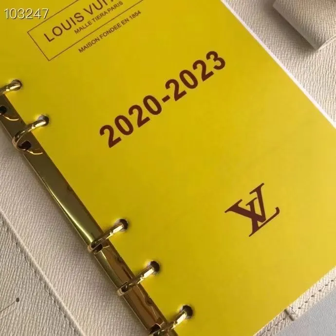 💰 150 hot sale, model number M20004❤️This small notepad cover is made of Monogram canvas. It can hold three credit cards and can also be used as an address book, notebook or calendar. 14 cm
