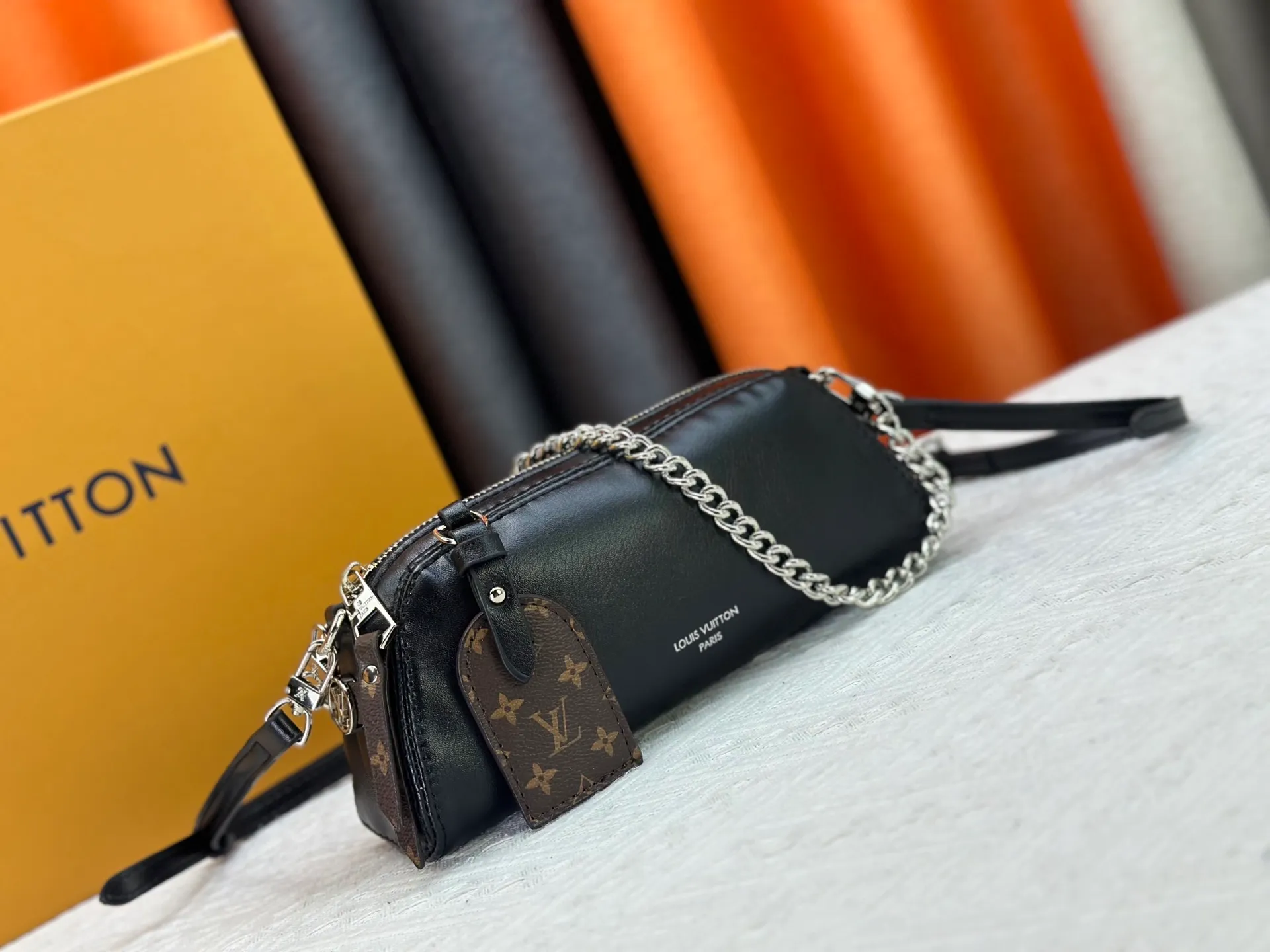 P240 M14544 This Pochette Vibe handbag comes from the LV Vibe series. It has a shiny soft sheepskin body and an eye-catching chain strap. Monogram address plate and LV Circle logo highlight the brand's style. The reversible shoulder strap renews the original design of the Carryall LV Vibe handbag, providing a variety of carrying options. 10 x 7.5 x 25 cm (height x width x length)