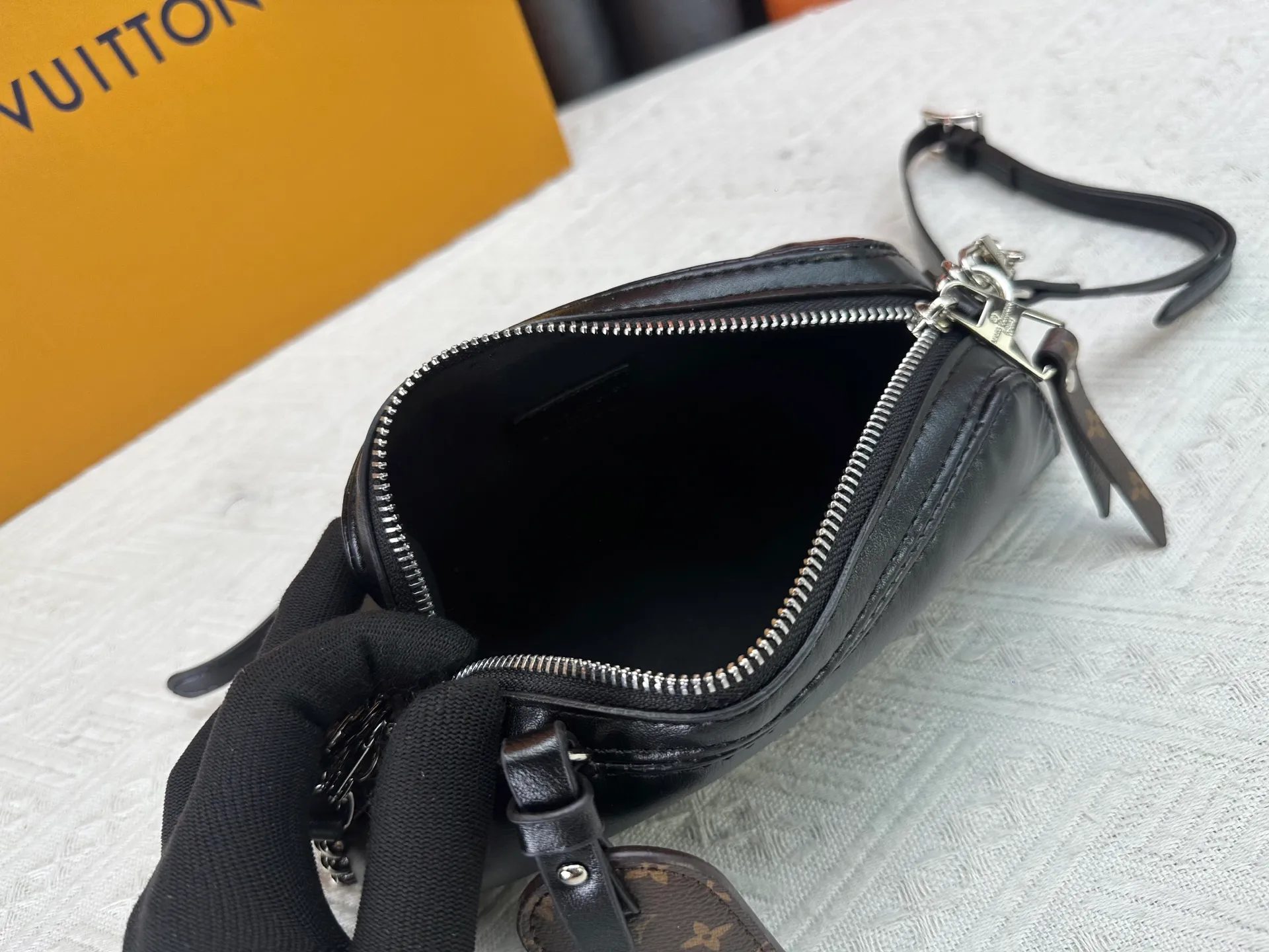 P240 M14544 This Pochette Vibe handbag comes from the LV Vibe series. It has a shiny soft sheepskin body and an eye-catching chain strap. Monogram address plate and LV Circle logo highlight the brand's style. The reversible shoulder strap renews the original design of the Carryall LV Vibe handbag, providing a variety of carrying options. 10 x 7.5 x 25 cm (height x width x length)
