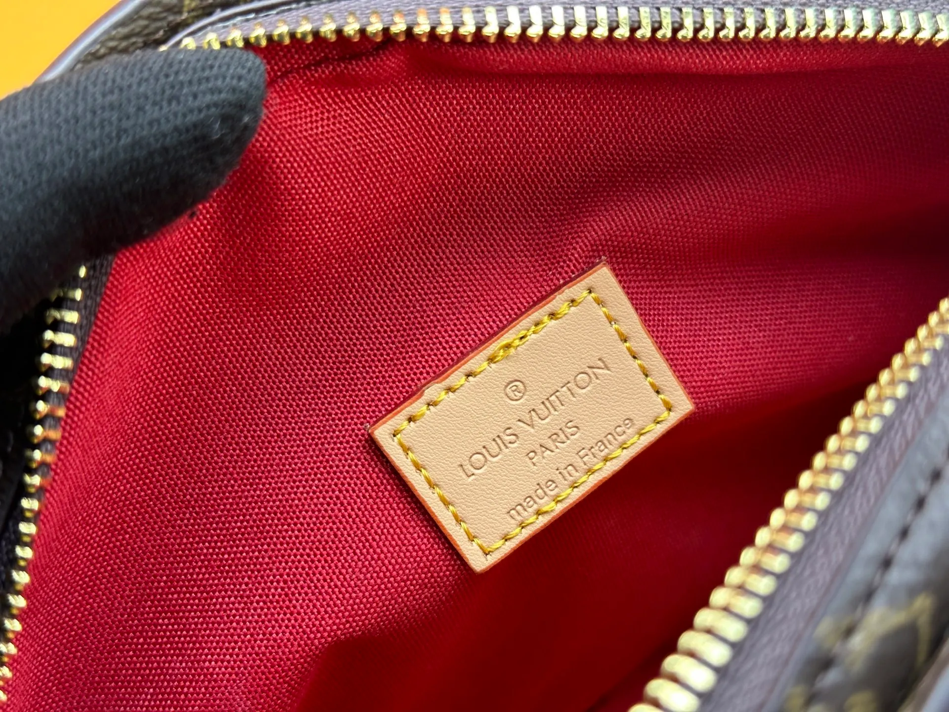 P400 upgrades the original M14804 LV Fan handbag, which is made of Monogram canvas. It debuts on the 2025 spring and summer show with a unique design, making it a collector's choice. The leather is embellished with Monogram floral details and can be carried by hand or on the shoulder.  Dimensions: 𝟑𝟕.𝟎 𝐱 𝟏𝟗.𝟎 𝐱 𝟔.𝟎 cm (Length 𝐱 Height 𝐱 Width)
