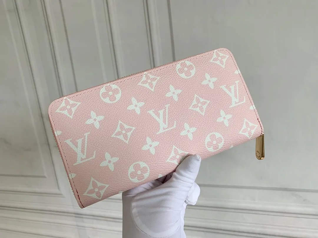 💰130 M60017 Red and Pink ZIppy Zipper Wallet Printed canvas zipper coin purse, the large LV letters and Monogram floral pattern are particularly eye-catching. The compact zipper wallet is one of the classic designs. This wallet can hold banknotes, credit cards, small change, IDs, etc. Size 19x10cm.
