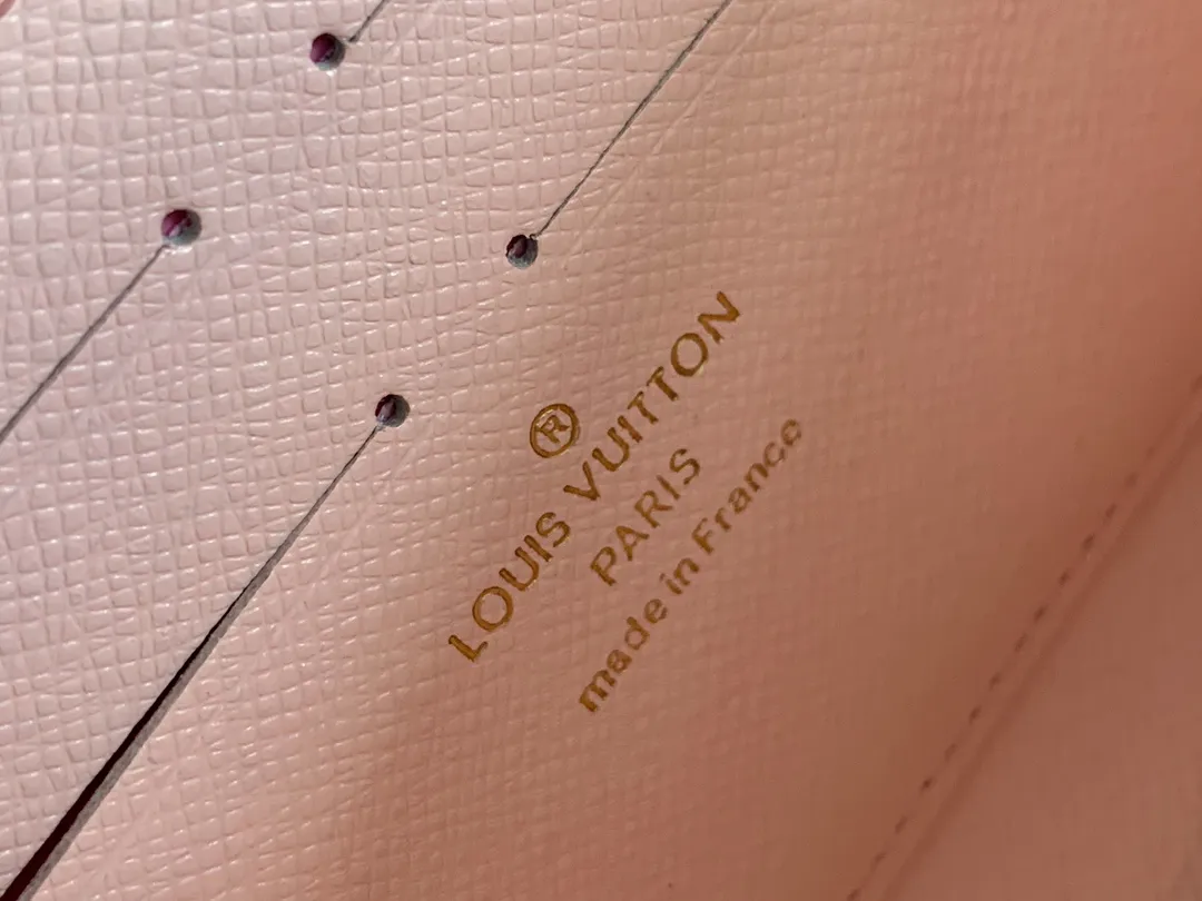 💰130 M60017 Red and Pink ZIppy Zipper Wallet Printed canvas zipper coin purse, the large LV letters and Monogram floral pattern are particularly eye-catching. The compact zipper wallet is one of the classic designs. This wallet can hold banknotes, credit cards, small change, IDs, etc. Size 19x10cm.