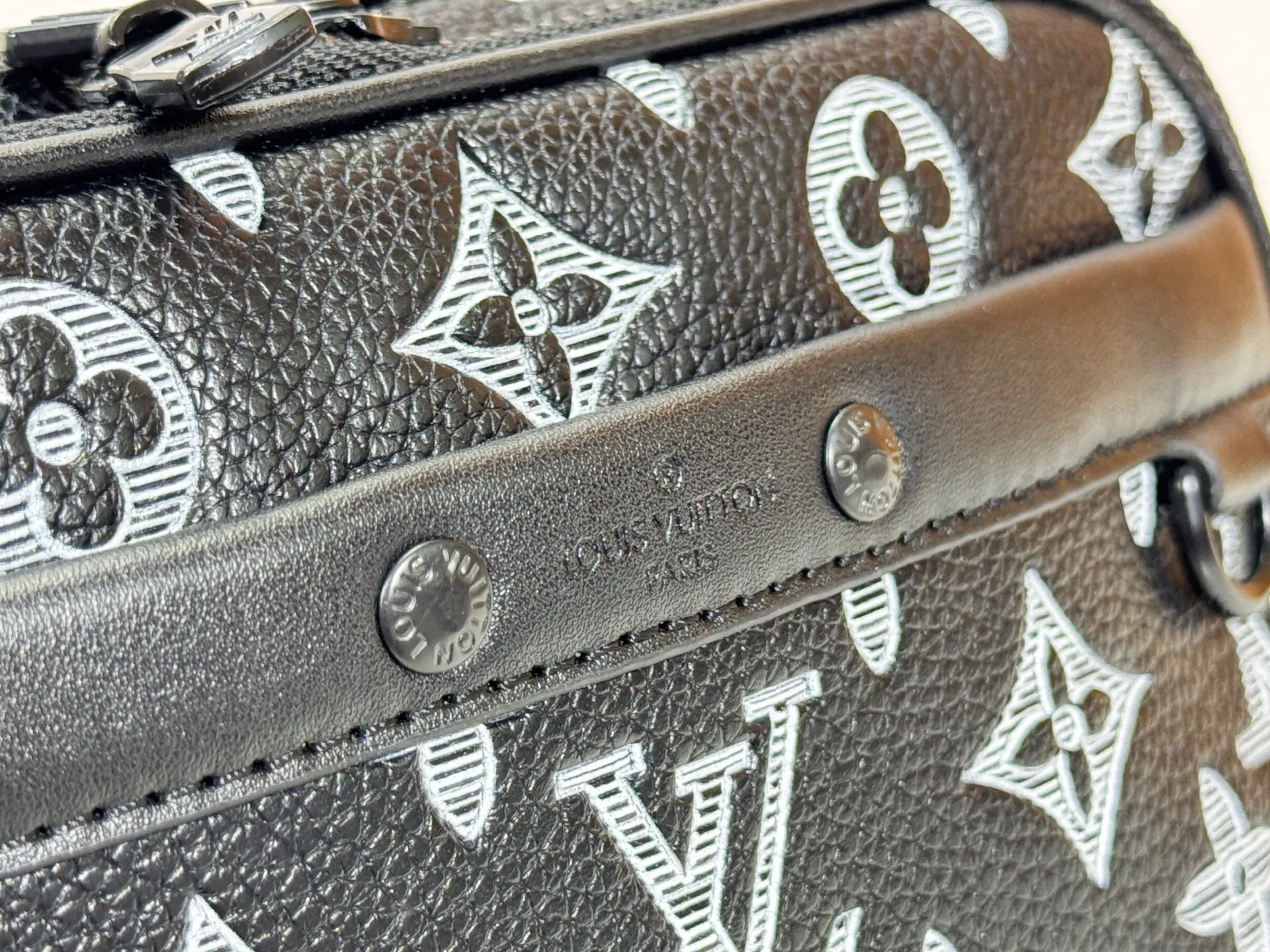 P210 Upgraded original M46955 M83383 M82542 M82544 M82801 Mini men's bag series The new Zly hx NANO ALA handbag of the season. The Neo Ala handbag condenses the design of the past Ala handbag with rounded strokes and uses soft Monogram Eclie canvas to build a casual silhouette. The ample space is equipped with a zipper compartment and front patch pocket to hold daily necessities such as mobile phones, cards and keys, and comes with a detachable and adjustable leather shoulder strap. 18.5 x 11 x 6.5 cm.
