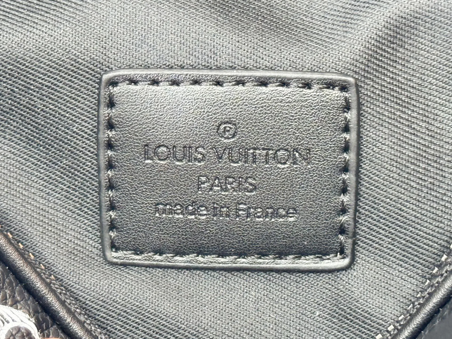 P210 Upgraded original M46955 M83383 M82542 M82544 M82801 Mini men's bag series The new Zly hx NANO ALA handbag of the season. The Neo Ala handbag condenses the design of the past Ala handbag with rounded strokes and uses soft Monogram Eclie canvas to build a casual silhouette. The ample space is equipped with a zipper compartment and front patch pocket to hold daily necessities such as mobile phones, cards and keys, and comes with a detachable and adjustable leather shoulder strap. 18.5 x 11 x 6.5 cm.