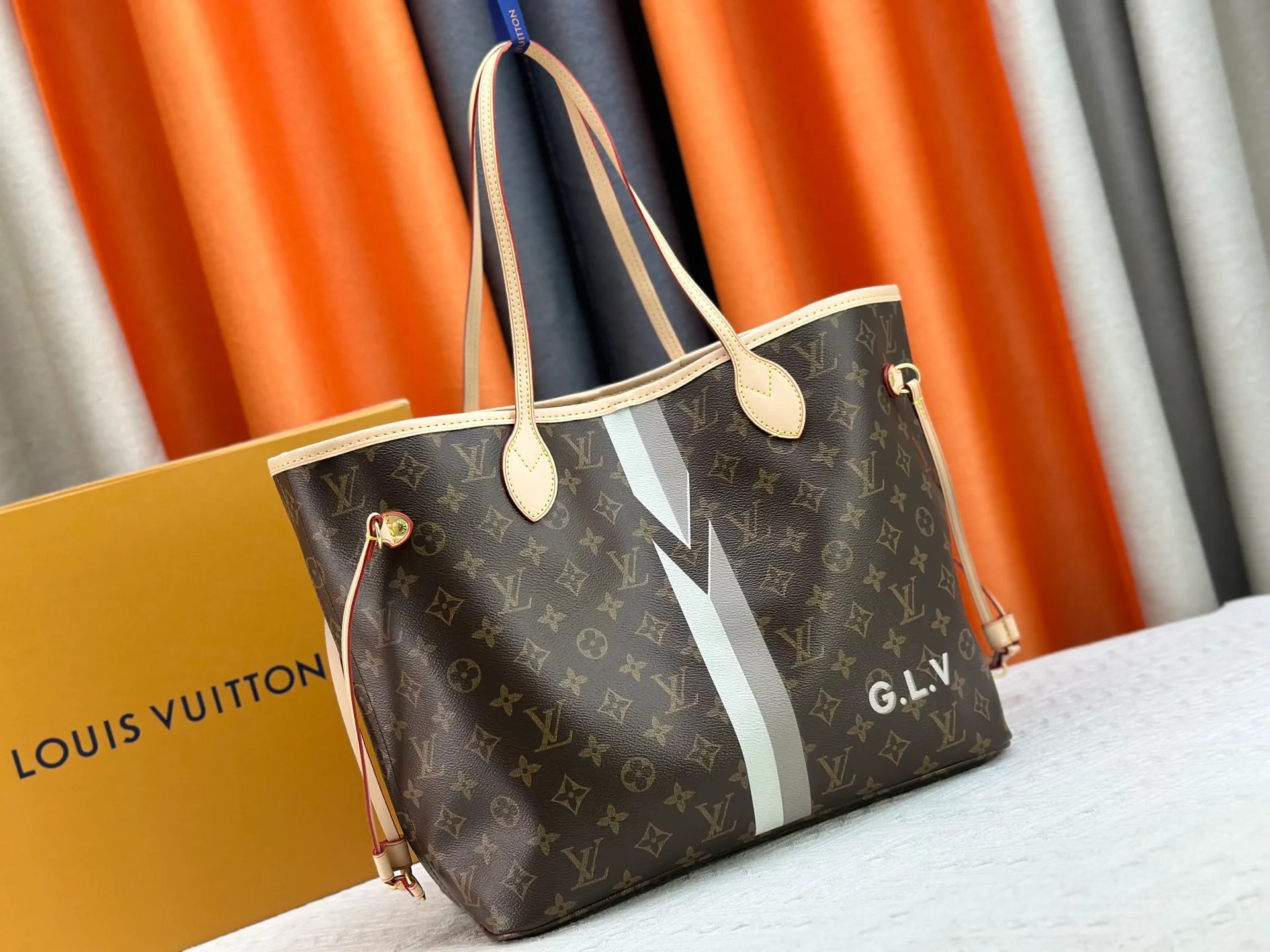 P260 Upgraded original M13758 M14210 M45686 M46649 M58907 M13675 M40995 This Neverfull medium handbag uses embossing and printing processes to depict the Monogram pattern on the cow leather. Tighten the side straps and the tote instantly transforms into an elegant urban handbag; the long handle makes it easy to carry over the shoulder or elbow. 31.0 x 28.0 x 14.0 cm (length x height x width)