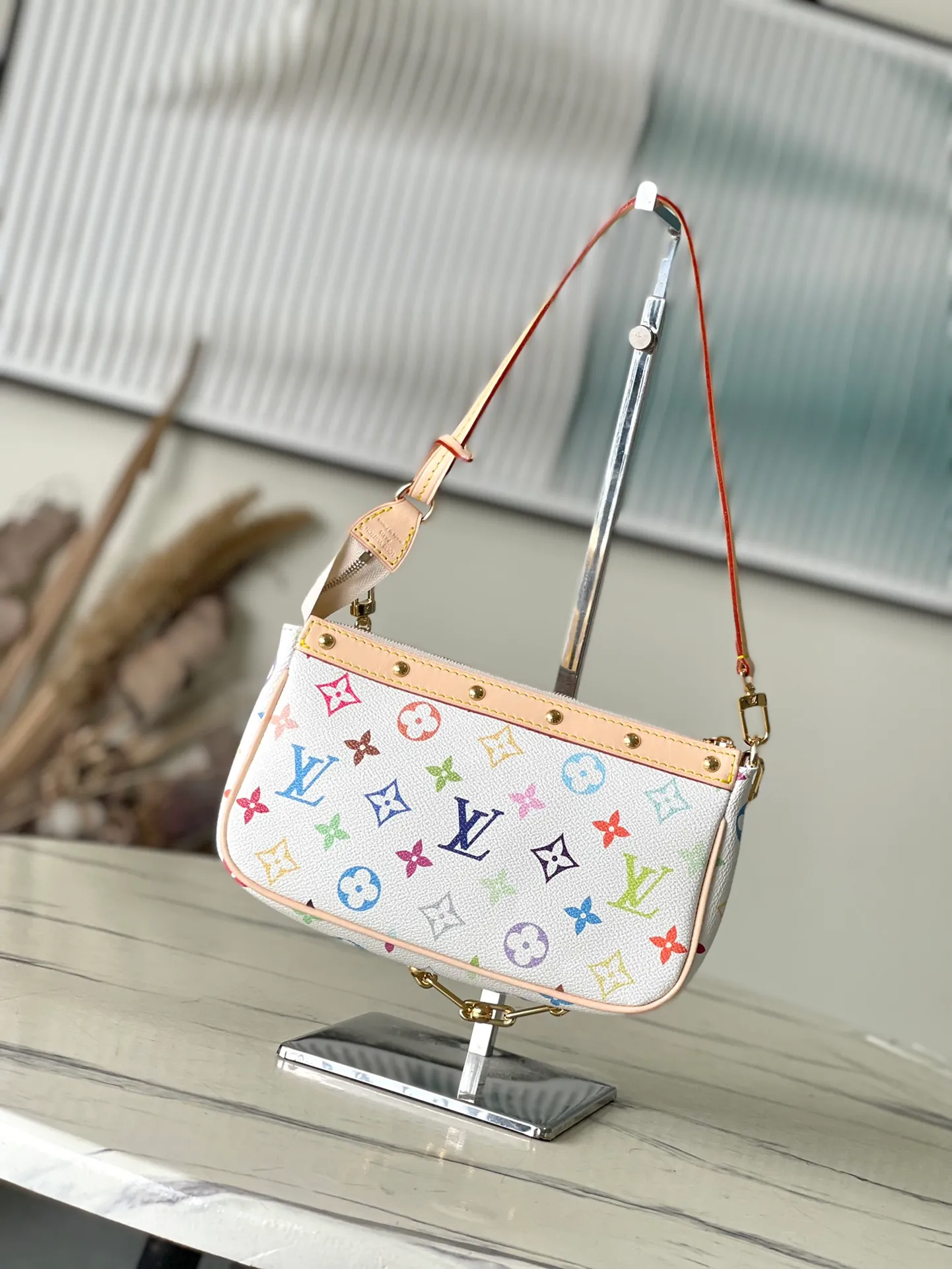 💰880 Top Original Order M13404 This Pochette Accessoires handbag is made of coated canvas and uses colorful Monogram patterns to interpret the smart style of the Louis Vuitton x Murakami cross-border collaboration series. Calf leather trim and dazzling hardware add to the sophisticated details, while the detachable shoulder strap and chain allow for flexible carry. Dimensions: 22 × 13 × 4 cm