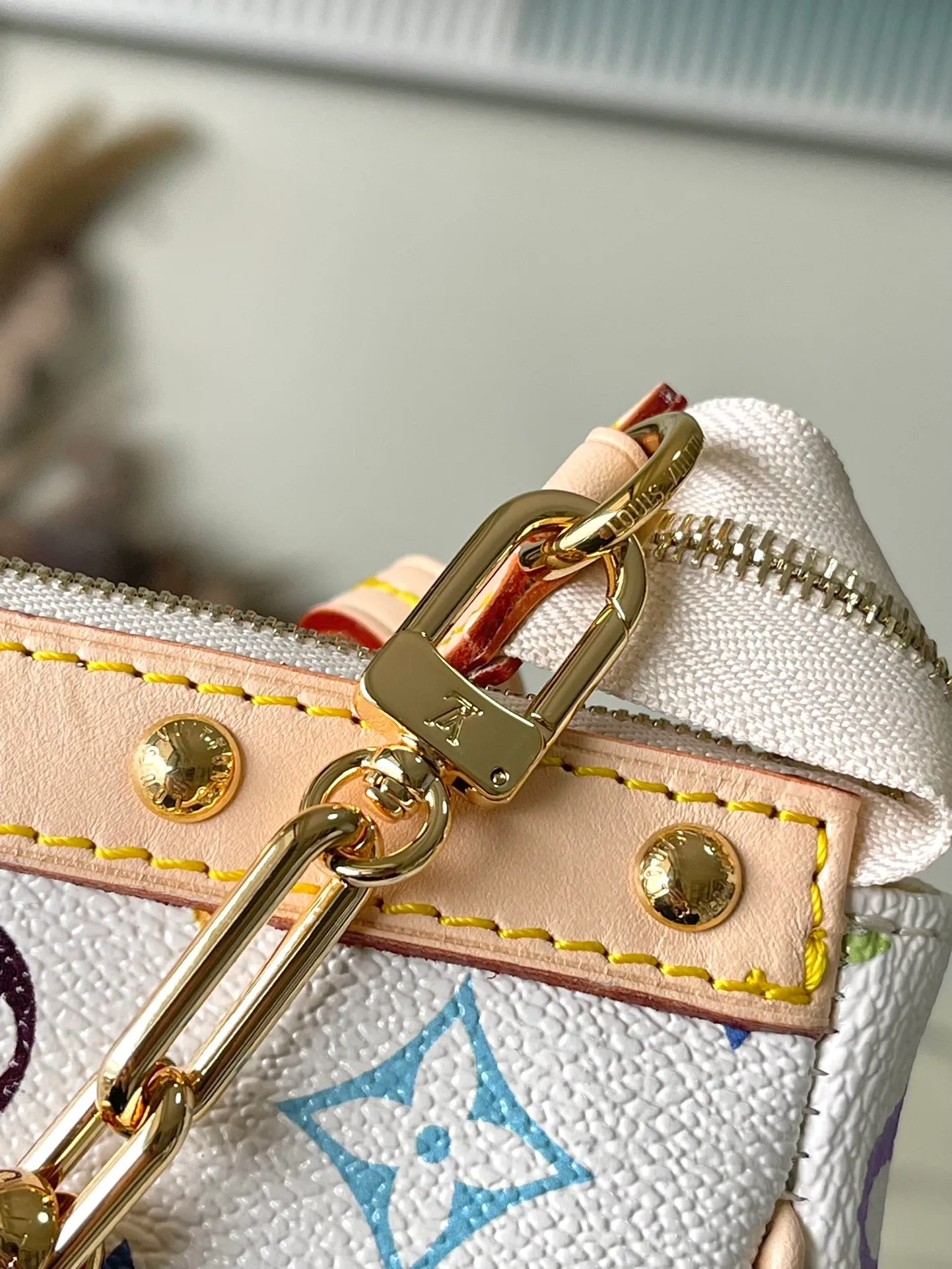 💰880 Top Original Order M13404 This Pochette Accessoires handbag is made of coated canvas and uses colorful Monogram patterns to interpret the smart style of the Louis Vuitton x Murakami cross-border collaboration series. Calf leather trim and dazzling hardware add to the sophisticated details, while the detachable shoulder strap and chain allow for flexible carry. Dimensions: 22 × 13 × 4 cm