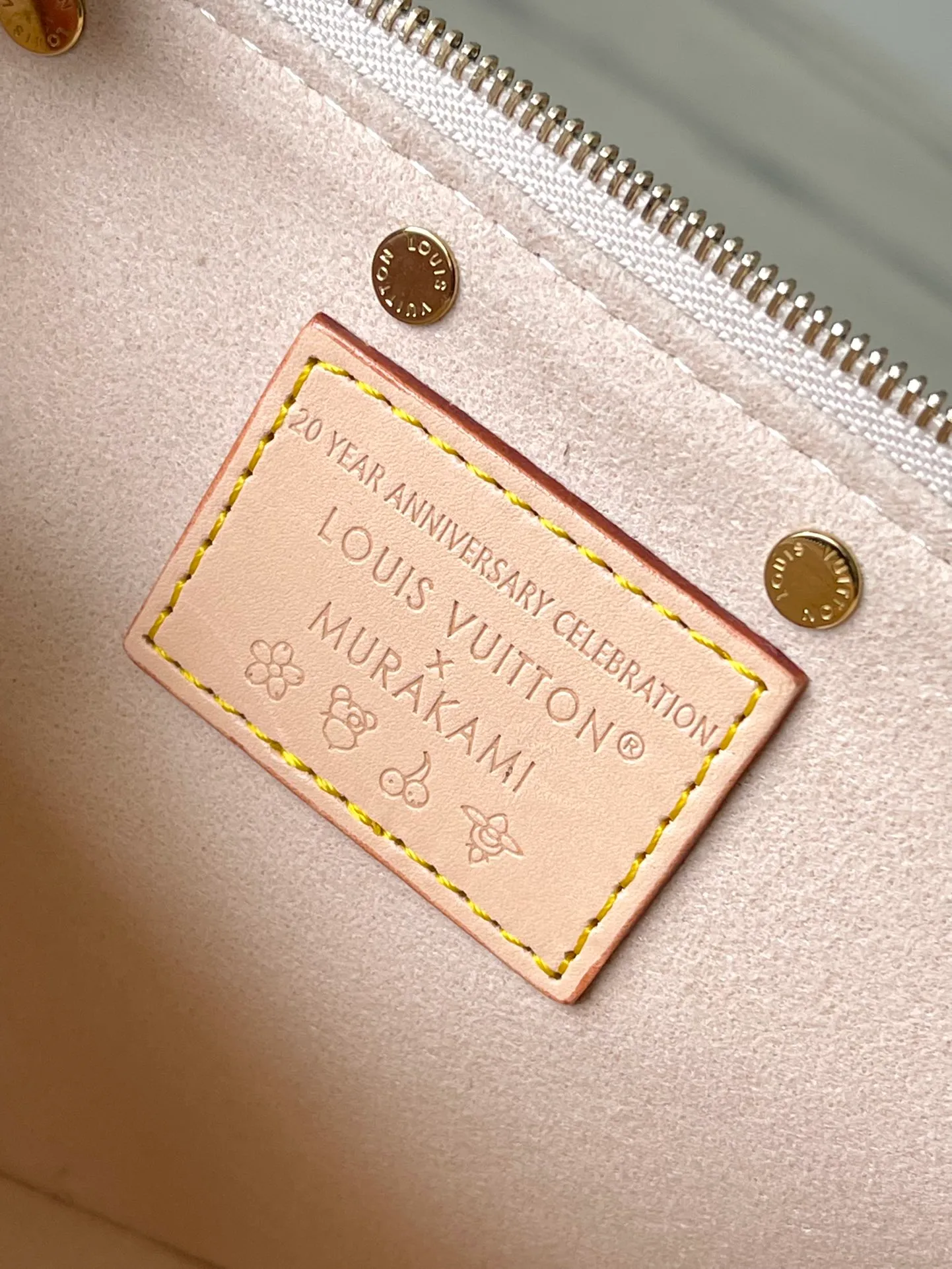 💰880 Top Original Order M13404 This Pochette Accessoires handbag is made of coated canvas and uses colorful Monogram patterns to interpret the smart style of the Louis Vuitton x Murakami cross-border collaboration series. Calf leather trim and dazzling hardware add to the sophisticated details, while the detachable shoulder strap and chain allow for flexible carry. Dimensions: 22 × 13 × 4 cm