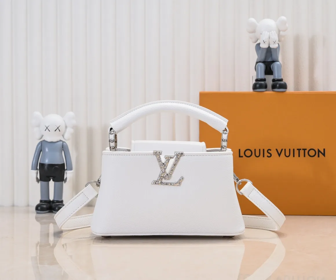 Upgraded version P420 M24671 This Capucines East West mini handbag is made of grained cow leather embellished with LV letters. Its elegant configuration includes compartments, zipper pockets and patch pockets, making it easy to store mobile phones, short wallets and other small items. The detachable and adjustable shoulder strap unlocks the shoulder-carrying experience. 22 x 12 x 8 cm (length x height x width)