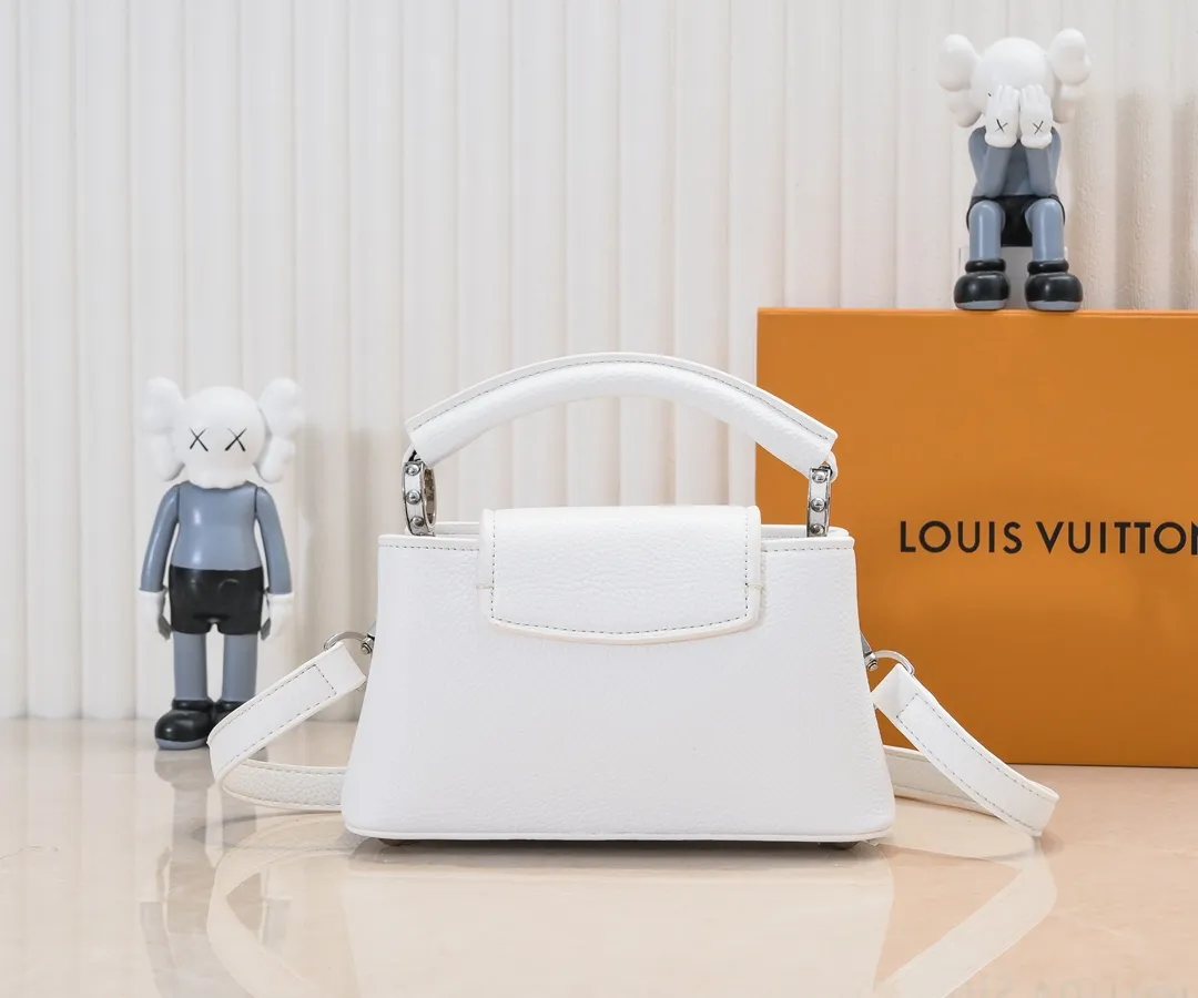 Upgraded version P420 M24671 This Capucines East West mini handbag is made of grained cow leather embellished with LV letters. Its elegant configuration includes compartments, zipper pockets and patch pockets, making it easy to store mobile phones, short wallets and other small items. The detachable and adjustable shoulder strap unlocks the shoulder-carrying experience. 22 x 12 x 8 cm (length x height x width)