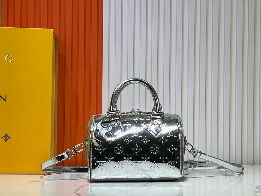 Batch 280💰M11987 This Speedy Bandoulière 20 handbag is from the LV Ski series. It is made of embossed coated canvas decorated with smooth leather trim and bright metal parts, and then uses the new Monogram Miroir effect to declare the retro-futuristic concept. The detachable and adjustable leather shoulder strap allows for a variety of carrying options, and the compact design can accommodate daily needs such as a long wallet. Dimensions: 20.5x13.5x12
