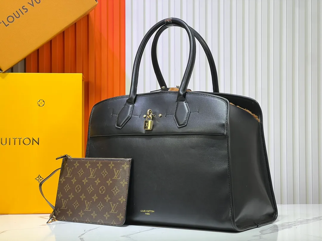 Batch 360💰M12005 M12556 M12337 This large City Steamer handbag draws inspiration from the design of luggage built for cruise ships in 1901, making its eye-catching appearance at the 2024 autumn and winter ready-to-wear show. Grained Millesime leather and shearling leather trims add seasonal flair, an embossed padlock and hot-stamped LV Circle logo add a modern twist, and a removable Monogram storage bag makes it easy to store valuables. Size: 35x42x21cm