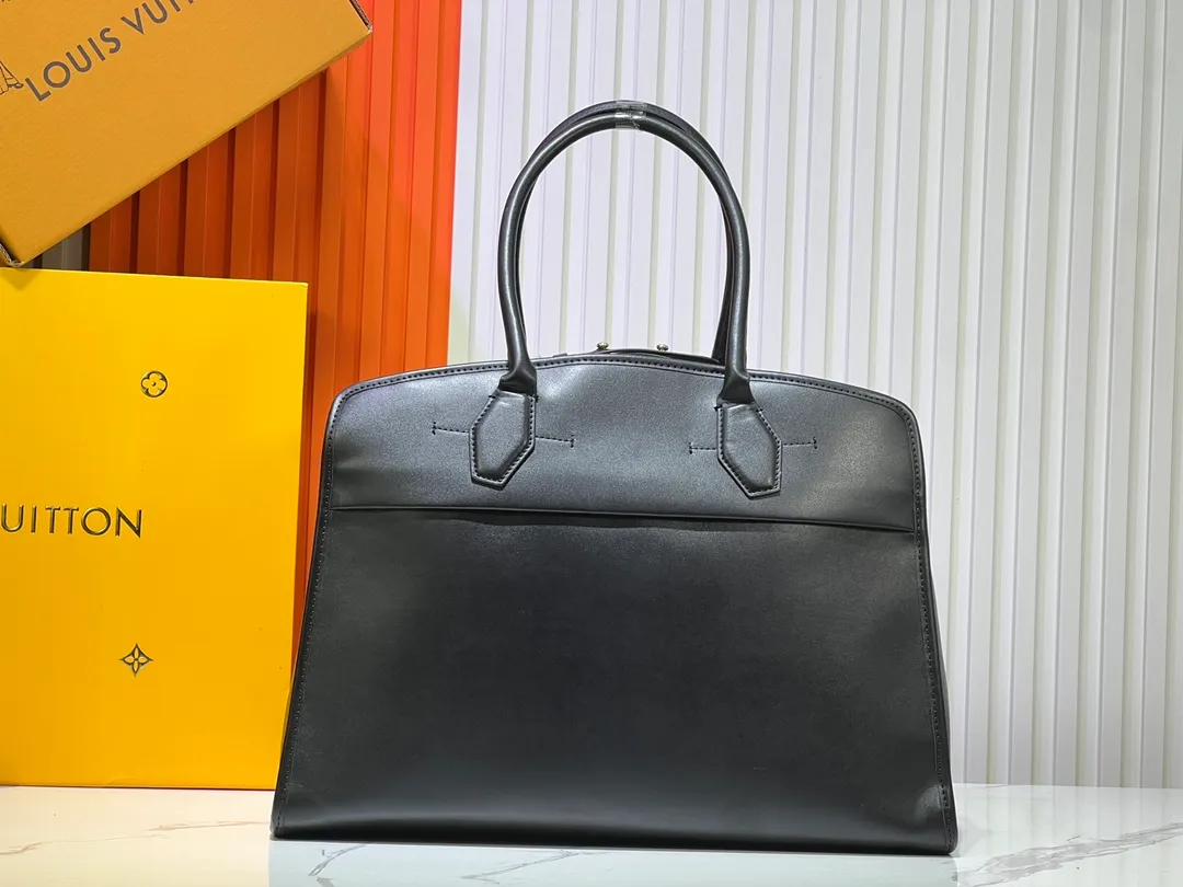 Batch 360💰M12005 M12556 M12337 This large City Steamer handbag draws inspiration from the design of luggage built for cruise ships in 1901, making its eye-catching appearance at the 2024 autumn and winter ready-to-wear show. Grained Millesime leather and shearling leather trims add seasonal flair, an embossed padlock and hot-stamped LV Circle logo add a modern twist, and a removable Monogram storage bag makes it easy to store valuables. Size: 35x42x21cm