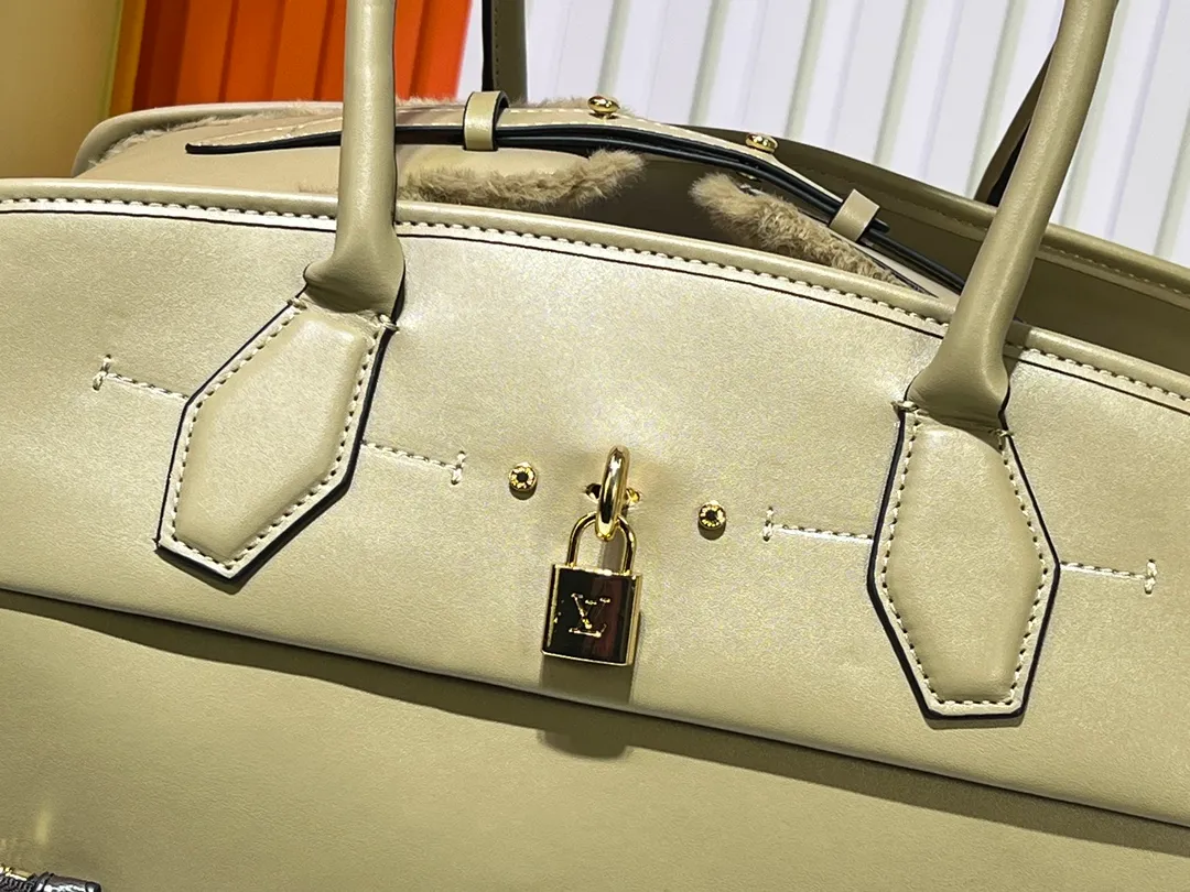 Batch 360💰M12005 M12556 M12337 This large City Steamer handbag draws inspiration from the design of luggage built for cruise ships in 1901, making its eye-catching appearance at the 2024 autumn and winter ready-to-wear show. Grained Millesime leather and shearling leather trims add seasonal flair, an embossed padlock and hot-stamped LV Circle logo add a modern twist, and a removable Monogram storage bag makes it easy to store valuables. Size: 35x42x21cm