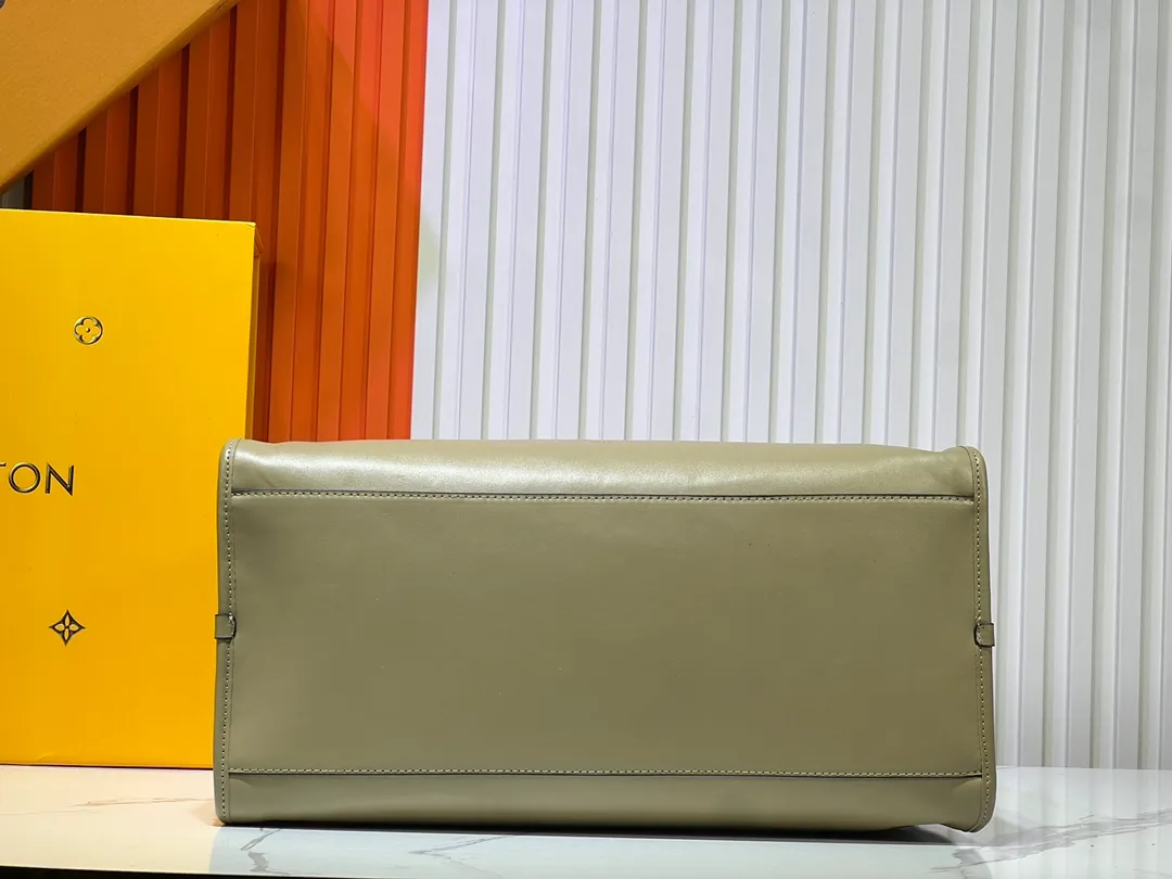 Batch 360💰M12005 M12556 M12337 This large City Steamer handbag draws inspiration from the design of luggage built for cruise ships in 1901, making its eye-catching appearance at the 2024 autumn and winter ready-to-wear show. Grained Millesime leather and shearling leather trims add seasonal flair, an embossed padlock and hot-stamped LV Circle logo add a modern twist, and a removable Monogram storage bag makes it easy to store valuables. Size: 35x42x21cm