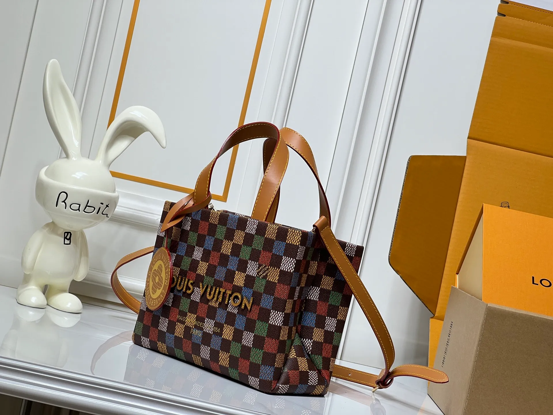 Batch 260💰M13940 Color Check Black Check Presbyopia Orange Black Green Pink PHARREL and NIGO collection's joint series top original order This Shopper medium handbag draws inspiration from Louis Vuitton shopping bags, with the words Louis Vuitton and Maison Fondée En 1854 written on soft cow leather, with a top handle and a detachable shoulder strap. 25x19x11 • Cow leather • Cow leather trim • Textile lining • Metal hardware • Musketon closure • Main compartment • Zip pocket • Double patch pockets • Handles: Double handle