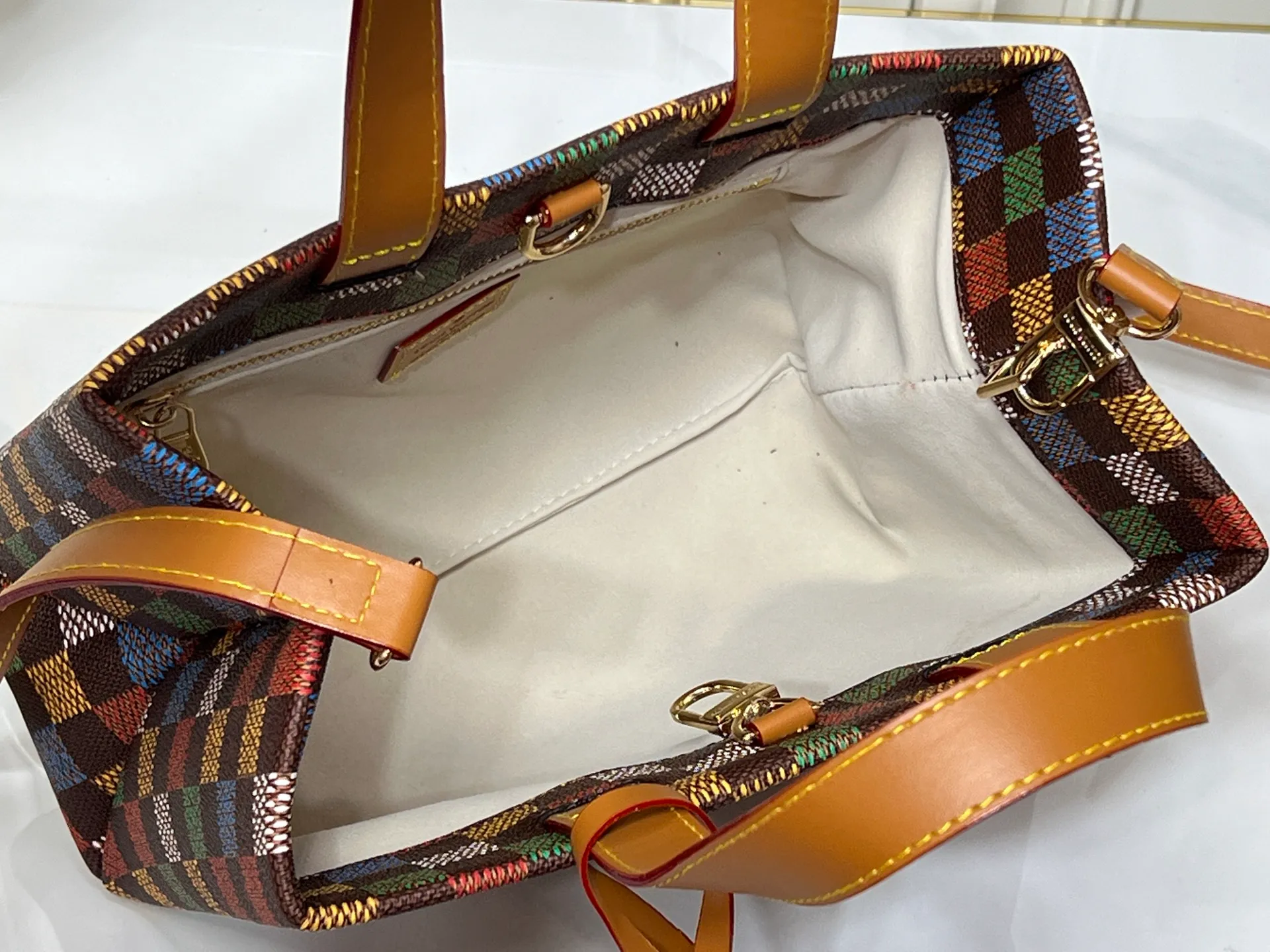 Batch 260💰M13940 Color Check Black Check Presbyopia Orange Black Green Pink PHARREL and NIGO collection's joint series top original order This Shopper medium handbag draws inspiration from Louis Vuitton shopping bags, with the words Louis Vuitton and Maison Fondée En 1854 written on soft cow leather, with a top handle and a detachable shoulder strap. 25x19x11 • Cow leather • Cow leather trim • Textile lining • Metal hardware • Musketon closure • Main compartment • Zip pocket • Double patch pockets • Handles: Double handle