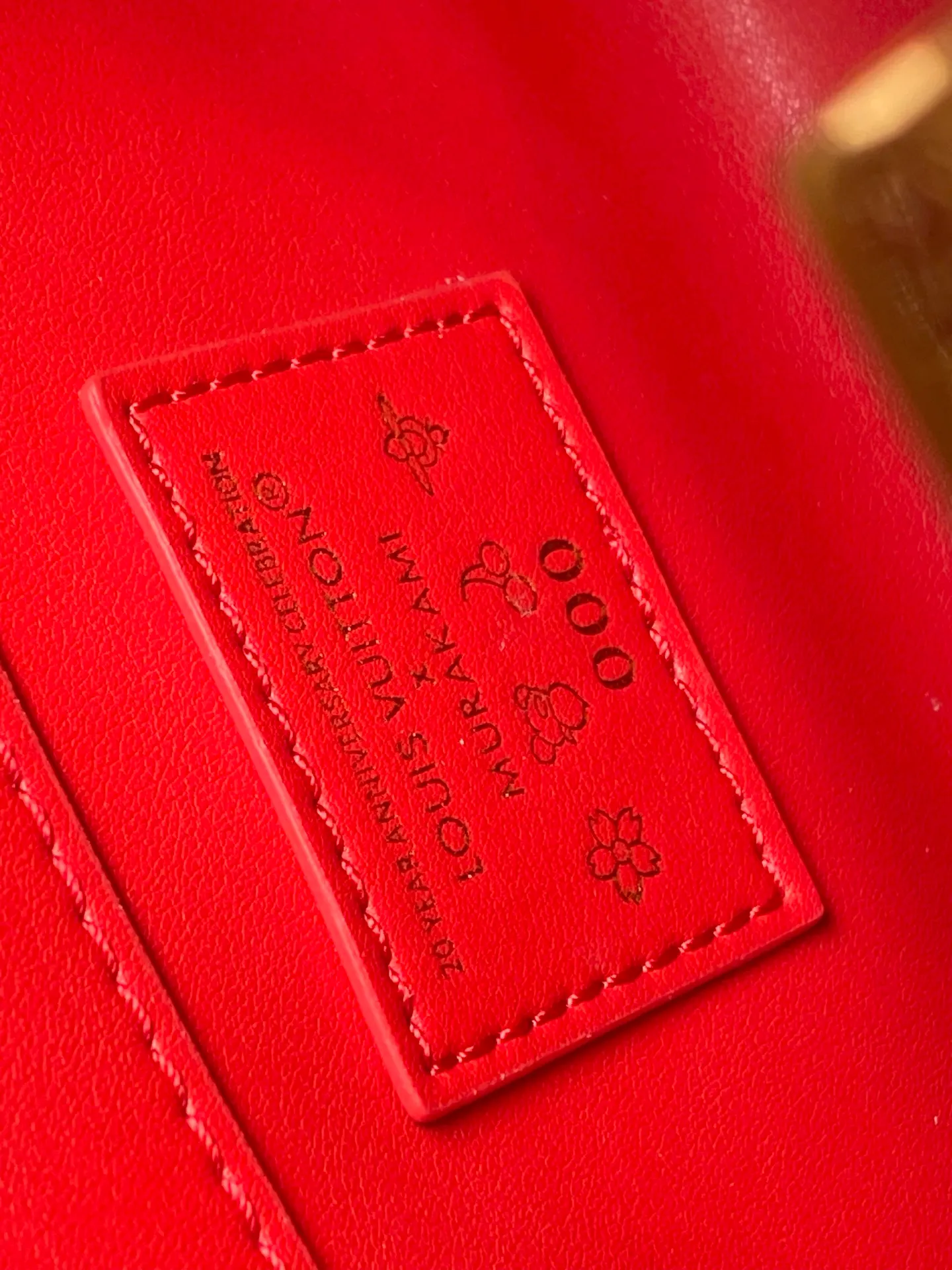 💰2200 Premium Original Leather M14295 Red Leather Mini This Capucines mini handbag embodies the eye-catching details of the Louis Vuitton×Takashi Murakami replica series, and uses fresh elements to highlight the trendy style. The rattan bag body complements the handles, woven shoulder straps and LV letters, and the top flap is delicately embellished with cherry patterns. Dimensions: 21 × 13.6 × 8 cm